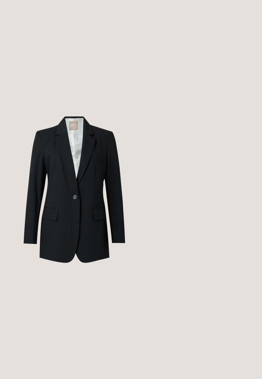 Zwarte enkeknoopssblazer met inkepingrevers, klepzakken en een lichte voering tegen een effen achtergrond.; Lange mouwen, crèmekleurige blouse gemaakt van gladde stof; mandarina-kraag, voorste beleg, geruite manchetten en een losse pasvorm.; Zwarte broek met rechte pijpen, riemlussen, ritssluiting aan de voorkant en zijzakken, plat gelegd tegen een lichte achtergrond.; Zwarte leren hoge hak met puntige neus zwevend boven een grijs tapijt voor matglaspanelen.; Zwarte leren totebag met dubbele handvatten, witte stiksels en een klein vierkant goudkleurig embleem in het midden aan de voorkant.; Daniel Wellington horloge met zwarte vierkante wijzerplaat, gouden frame, gouden wijzers en zwarte leren band met gestikte textuur.