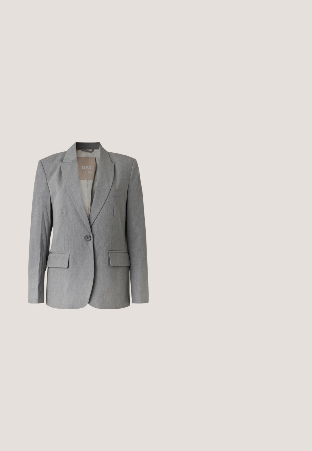 Blazer gris à un bouton avec revers crantés, poches à rabat et une poche poitrine passepoilée, présenté sur fond uni.; Gilet sans manches en tricot gris avec un col et un ourlet côtelés, posé à plat montrant le devant avec trois boutons.; T-shirt côtelé à manches longues gris foncé avec encolure ronde et silhouette ajustée, présenté sur un fond clair uni.; Pantalon gris avec une coupe droite, texture lisse, une poche arrière unique et un motif de tissu subtile.; Chaussure à talon haut slingback en cuir et daim noir et marron foncé, avec un bout pointu et un talon aiguille fin sur fond blanc.; Sac cabas en cuir texturé rouge foncé avec double bretelles et un large haut ouvert sur un fond clair uni.