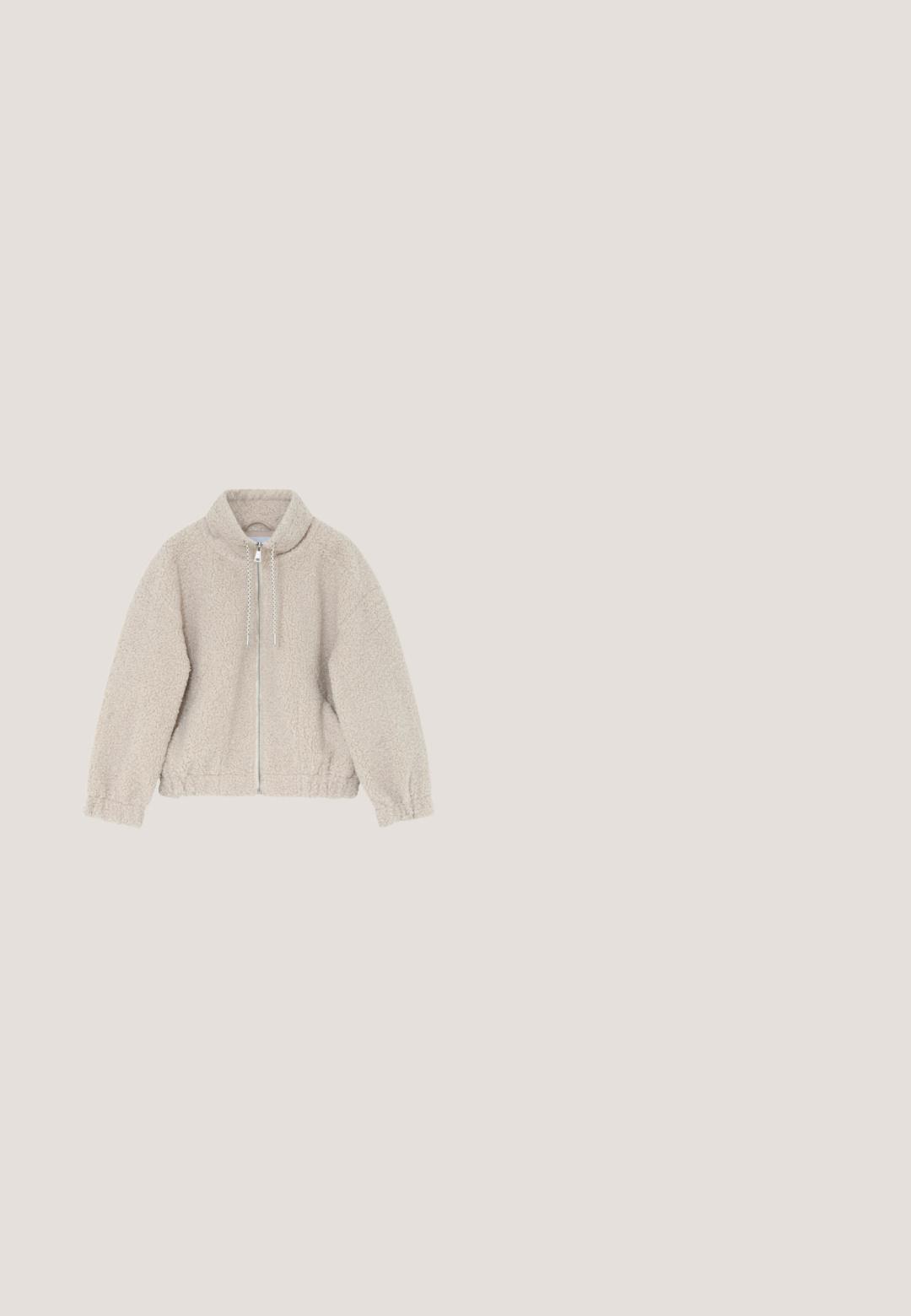 Lyse beige fleecejakke med lynlås, høj krave, snørede hætte, lange ærmer og elastiske manchetter, vist på en bøjle.; Hvid, langærmet sweater med tekstureret strikkemønster. Har rund hals og cropped kant, lavet af et blødt, let stof.; Bredde ben jeans i mørkegrå denim. Har høj talje, fem lomme design og forneden knaplukning. Glat tekstur med subtil fading.; Beige lav sneakersko med hvide snørebånd, blød foret inderside og tyk brun gummisål, vendt mod venstre på hvid baggrund.; Tote taske i ruskind i lysegrå med to lange håndtag, en blød tekstur og en lynlås lukning øverst. Enkelt design uden yderligere pynt.; Polerede sølvøreringe med en spids design og glat overflade; den ene hoop er åben, mens den anden er lukket.