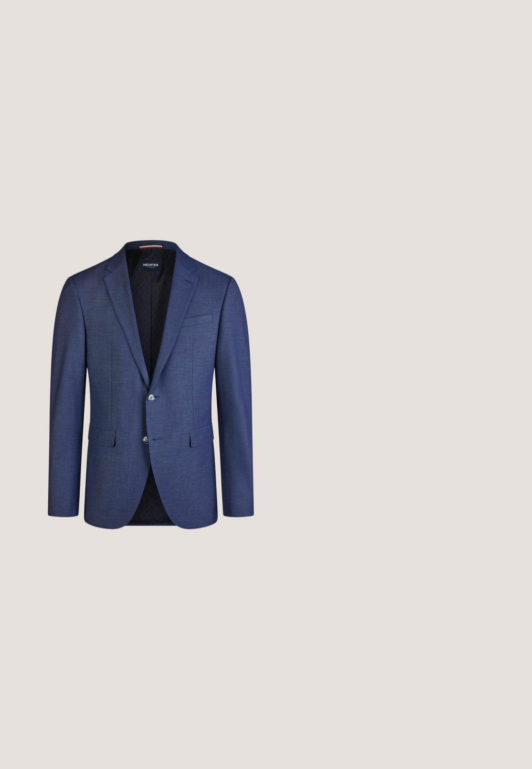 Blazer bleu marine à simple boutonnage avec deux boutons, revers crantés, poches à rabat et une poche poitrine passepoilée par Hechter Paris.; Chemise pour homme à manches longues, rayures bleu clair et blanches, fermeture à boutons sur le devant, col classique, tissu en coton, texture lisse, ourlet arrondi.; Pantalon de costume bleu clair coupe slim avec passants pour ceinture, pli sur le devant et fermeture dissimulée, présenté sur fond blanc.; Chaussure de ville en cuir bleu clair avec un motif en nid d'abeille, bouts pointus et semelle noire. Elle comporte trois œillets pour les lacets et une finition de couture minimale.; Next REGULAR - TIE AND POCKET SQUARE SET - Mouchoir de poche - blue; Ceinture en cuir bleu foncé roulée avec une boucle rectangulaire noire et un petit détail de drapeau rouge, blanc et bleu sur le côté.