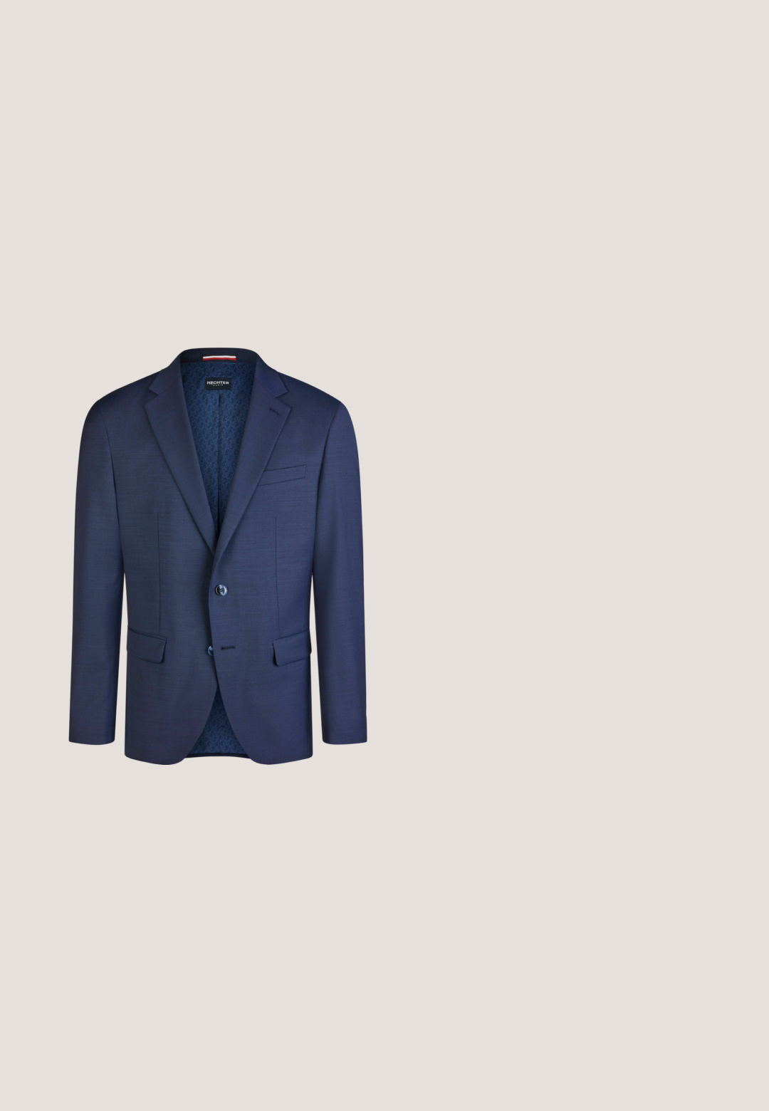 Marineblauer, maßgeschneiderter Herrenblazer mit eingeschnittenem Revers, zwei Knöpfen, Pattentaschen und gemustertem Innenfutter.; Herren-Hemd in Dunkelblau mit langen Ärmeln, Knöpfen auf der Vorderseite und klassischem Kragen, flach liegend auf weißem Hintergrund.; Marineblaue Hosen aus strukturiertem Stoff mit schmalem Schnitt, ausgestattet mit einem Knopfverschluss und Gürtelschlaufen, geeignet für lässige oder formelle Anlässe.; Marineblaue Lederschuh mit spitz zulaufender Zehenpartie, minimaler Schnürung, kontrastierendem roten Akzent und einer strukturierten Sohle für Stabilität.; Blaue Krawatte mit einem sich wiederholenden Muster kleiner weißer kreisförmiger Designs, flach auf einem weißen Hintergrund liegend.; Marineblauer Ledergürtel mit strukturierter Oberfläche, ausgestattet mit einer silbergrauen rechteckigen Schnalle und einem glatten Rand.