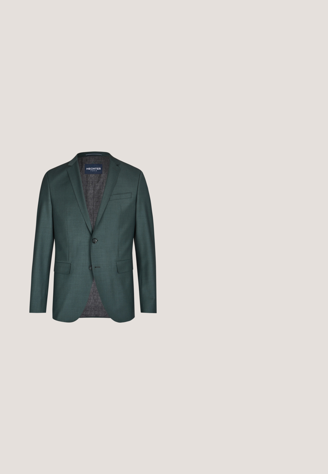 Mørkegrøn blazer med en struktureret overflade, to-knap lukning, indsatskraver og en enkelt brystlomme. Inderforet med kontraststof.; Lyseblå herreskjorte med lange ærmer, spredt krave og hvide knapper ned foran og på manchetterne.; Grå bukser i stof med en slank pasform, der har enkelt knaplukning, bæltestropper og opsmøgede manchetter. Glat tekstur med subtile syningsdetaljer.; Sort tekstureret læder herreformel sko med snørelukning foran og tyk gummisål, vist fra siden på en hvid baggrund.; Sort tekstureret læder crossbody taske med justerbar stofrem og Tommy Hilfiger-logo med lille rød, hvid og blå flagdetalje.; Sort tekstureret læderbælte med rektangulært sølvfarvet metalspænde og "BOGGI" indgraveret på spænde rammen, rullet sammen på hvid baggrund.
