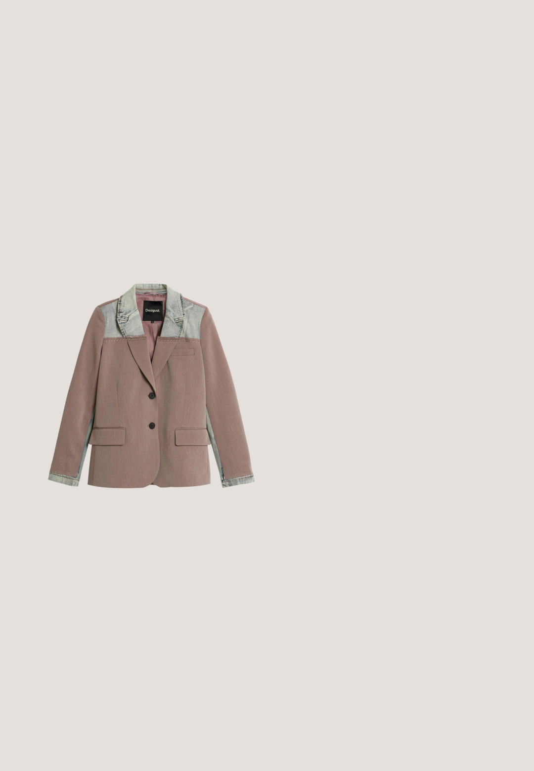Blazer con parte delantera y mangas de tela malva, cuello, hombros y puños de manga de mezclilla gris, dos botones negros y bolsillos delanteros con solapa.; Chaleco sin mangas de punto rosa suave con patrón de diamantes y cuello redondo y bajo con borde acanalado.; Blusa blanca de manga larga en una tela ligera con un alto cuello y un gran lazo en el cuello, con cierre delantero de botones.; Pantalones de pierna ancha en rosa claro con una textura suave, con un botón negro y un diseño clásico de cinturilla. No hay bolsillos adicionales visibles.; Bailarinas de ante rosa con punta redondeada, que presentan un pequeño detalle de lazo. Forro interior suave con una suela de goma flexible.; Bolso de hombro de ante verde oliva con logo y charm en tono dorado "RL", correa ajustable y cierre de solapa sobre fondo neutro.