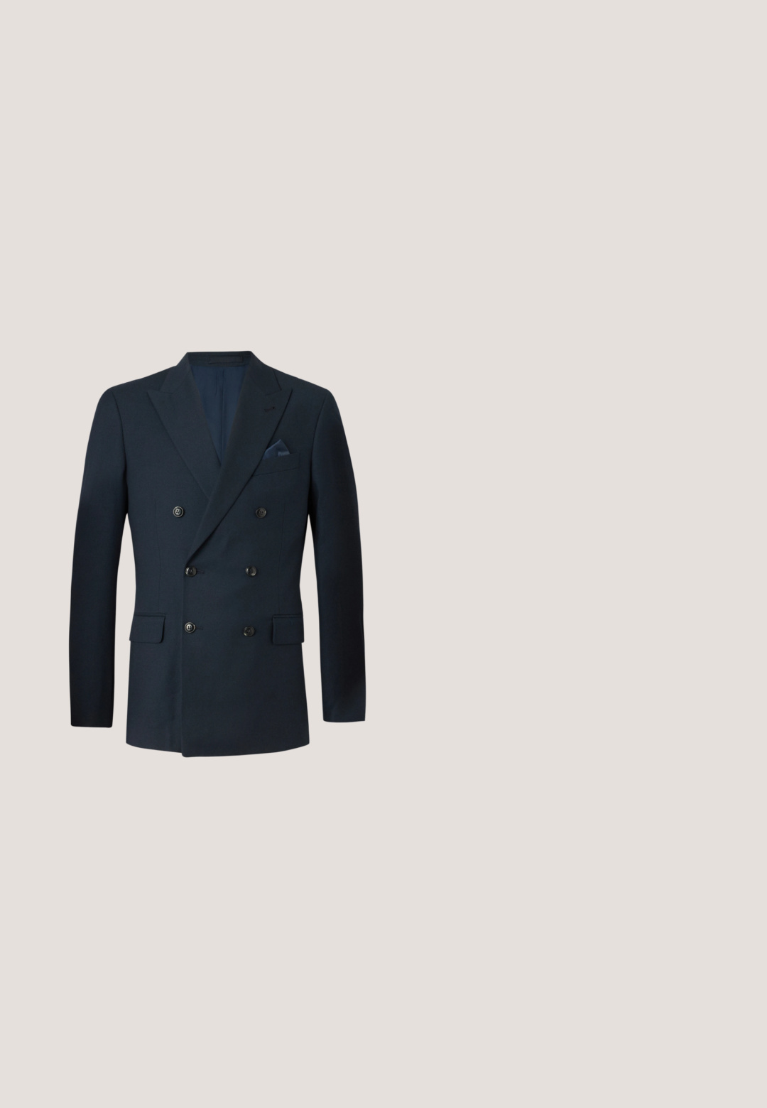 Doppelt geknöpfter marineblauer Blazer aus strukturiertem Stoff, ausgestattet mit sechs schwarzen Knöpfen, zwei Fronttaschen und einer Brusttasche mit einem Seidentaschentuch.; Dunkelblaues Langarmhemd aus glattem Stoff, mit spitzer Kragen, vorderer Knopfleiste und Manschetten mit abgerundetem Saum.; Hose aus glattem Stoff in Marineblau, mit Falten, einem Reißverschluss und Knopfverschluss, seitlichen Taschen und einem schmalen Beindesign.; Schwarze Leder-Dressschuhe mit polierter Oberfläche, runder Zehenform, Schnürdesign und niedrigem gestapeltem Absatz, versehen mit einer dezenten Nahtdetail.; Blaue Krawatte mit einem hellblauen Karomuster, flach auf einem schlichten hellen Hintergrund ausgelegt.; Schwarzer Ledergürtel mit silberner rechteckiger Schnalle, zusammengerollt auf einem schlichten hellen Hintergrund.