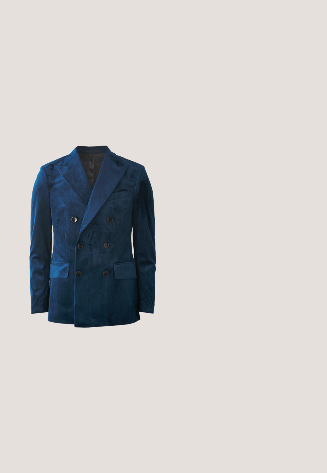 Dobbeltbrystet blazer i dybblå fløjl. Har sorte knapper, klapkrave og to frontlommer med en blød tekstur.; Sort skjorte med lange ærmer og knapper, med spids krave, vist fladt på en hvid baggrund.; Mørkeblå velourbukser med flad front, bæltestropper og en slim-fit design. Den glatte tekstur og subtile glans forbedrer udseendet.; Sorte loafers i laklæder med en glat finish, rundet tå og dekorativ remdetalje, med lav profil og gummisål.; Blåt slips i silke med diagonale striber i lysere og mørkere blå nuancer. Har et lille broderet blomsterdesign nær spidsen.; Sort læderbælte, rullet sammen, sølv rektangulær spænde med indgraveret "Karl Lagerfeld Jeans" på en ensfarvet hvid baggrund.