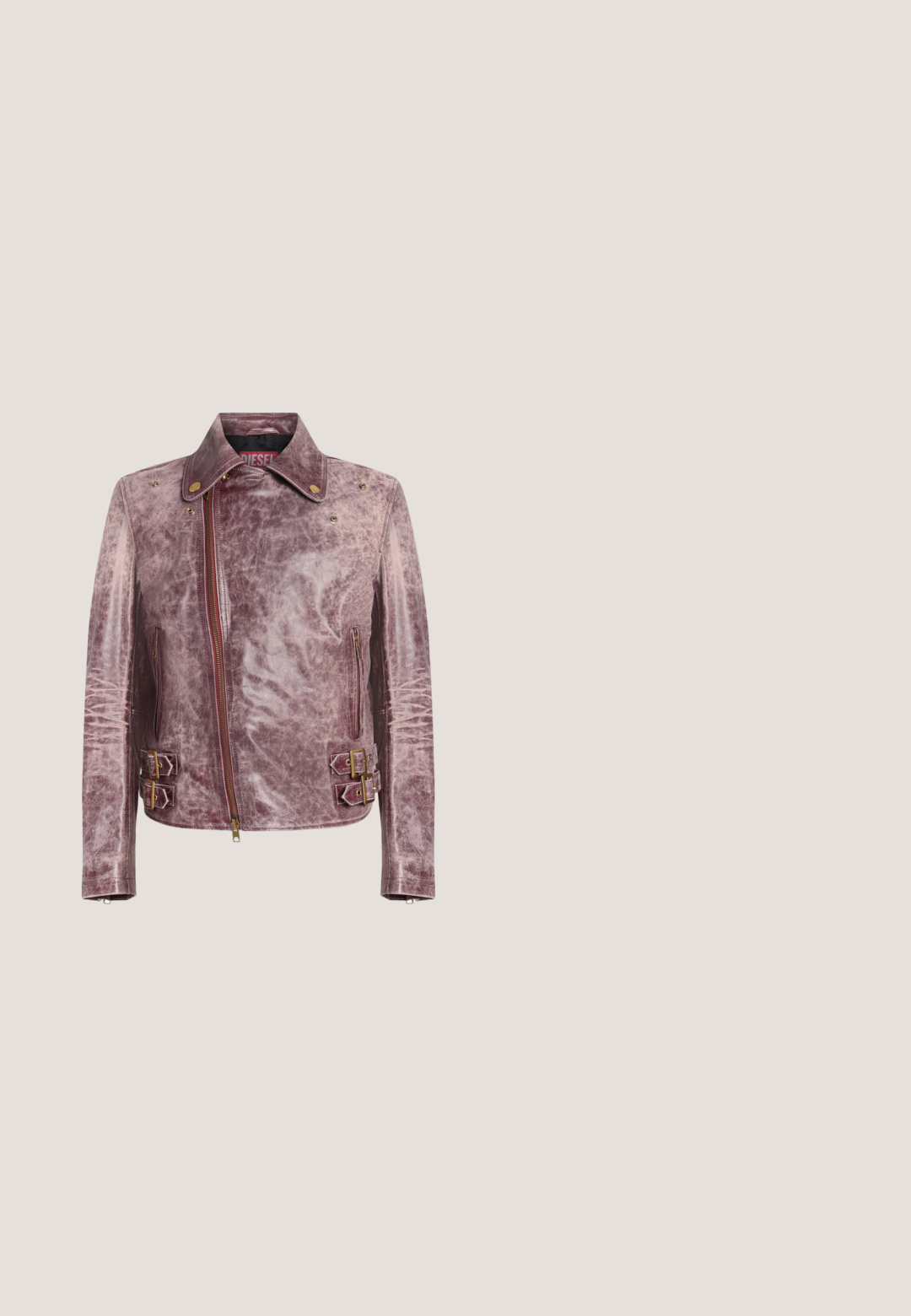 Chaqueta de motorista de cuero morado desgastado con cremallera diagonal, cuello con botones a presión, bolsillos con cremallera y correas dobles con hebillas en los laterales.; Camiseta de manga corta de color rosa claro con ribete rojo, con un gráfico abstracto rojo que muestra ojos, manos, labios y la palabra «Aries» encima del diseño.; Vaqueros gris oscuro con corte de pierna ancha, que presentan parches decorativos en la parte frontal con un sutil patrón floral y detalles de bolsillo estándar.; Bota de vaquero de cuero negro con punta afilada, caña alta, costuras decorativas y herrajes de hebilla plateada en la correa. Acabado texturizado.; Gafas de sol negras en forma de cuadrado con acentos metálicos dorados, que cuentan con lentes oscuros y un marco grueso de plástico. Brazos delgados dorados se extienden desde el marco.; Bolso clutch rectangular de ante gris con asa superior, correa desmontable y detalle de cinturón con hebilla plateada en la solapa delantera.