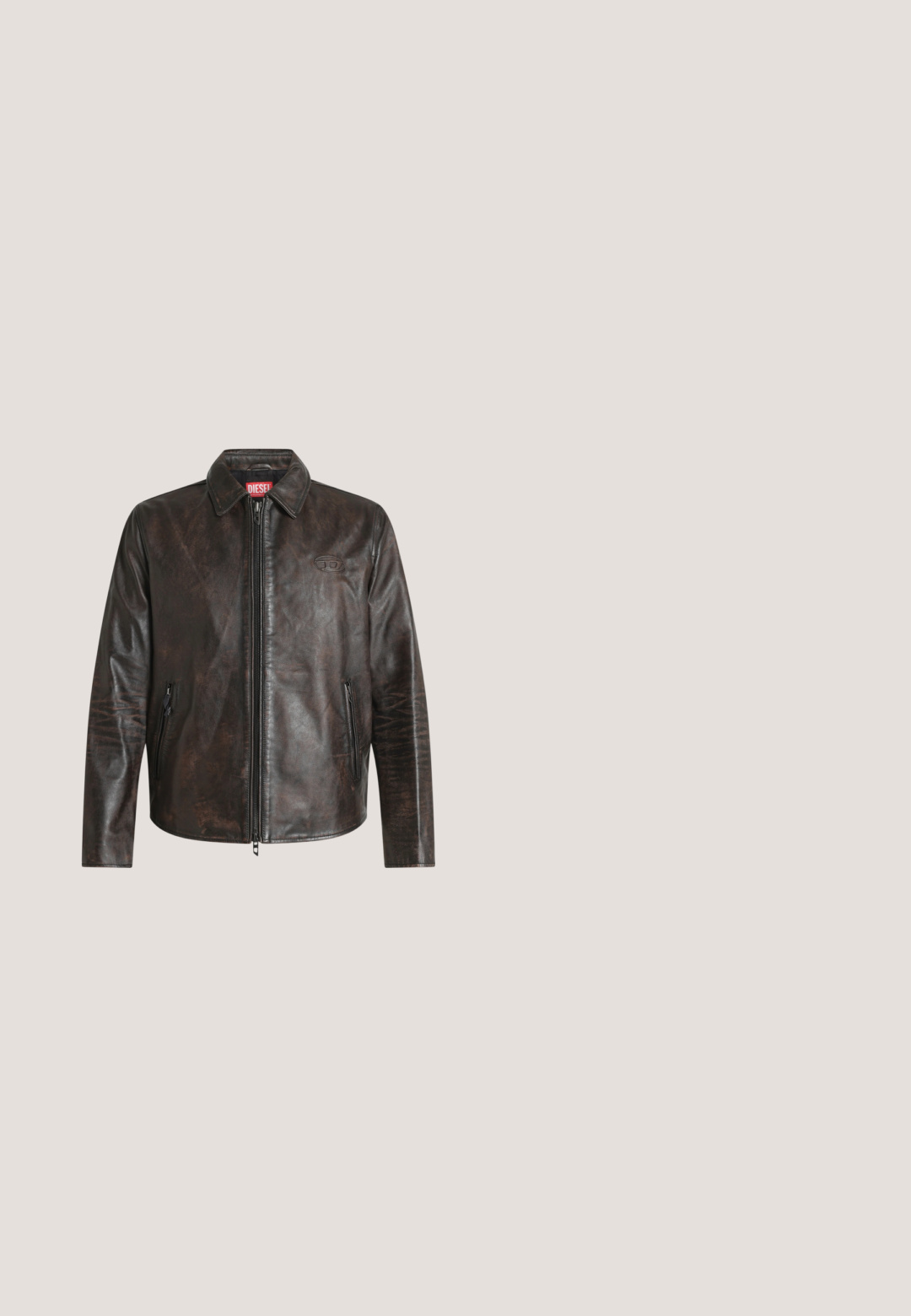 Veste en cuir brun foncé avec fermeture éclair sur le devant, deux poches latérales zippées, un petit logo embossé sur la poitrine et un col pointu.; T-shirt en coton marron avec un texte graphique noir « PROPERTY OF D » et un accent gris texturé traversant la poitrine. Manches courtes, coupe décontractée.; Shorts en denim bleu foncé avec une texture lisse, dotés d'un ourlet roulé, d'une conception à cinq poches et d'une fermeture par bouton en métal à la taille.; Bottines en cuir noir avec tige texturée, six œillets et semelle robuste. Comprend un passant au talon pour un enfilage facile.; Lunettes de soleil rectangulaires noires avec des verres dégradés foncés et des branches fines, ornées d'un petit logo "BOSS" sur le côté.; Sac messager noir en tissu durable, présentant une surface lisse, une fermeture à rabat et un devant rembourré avec des accents façonnés.
