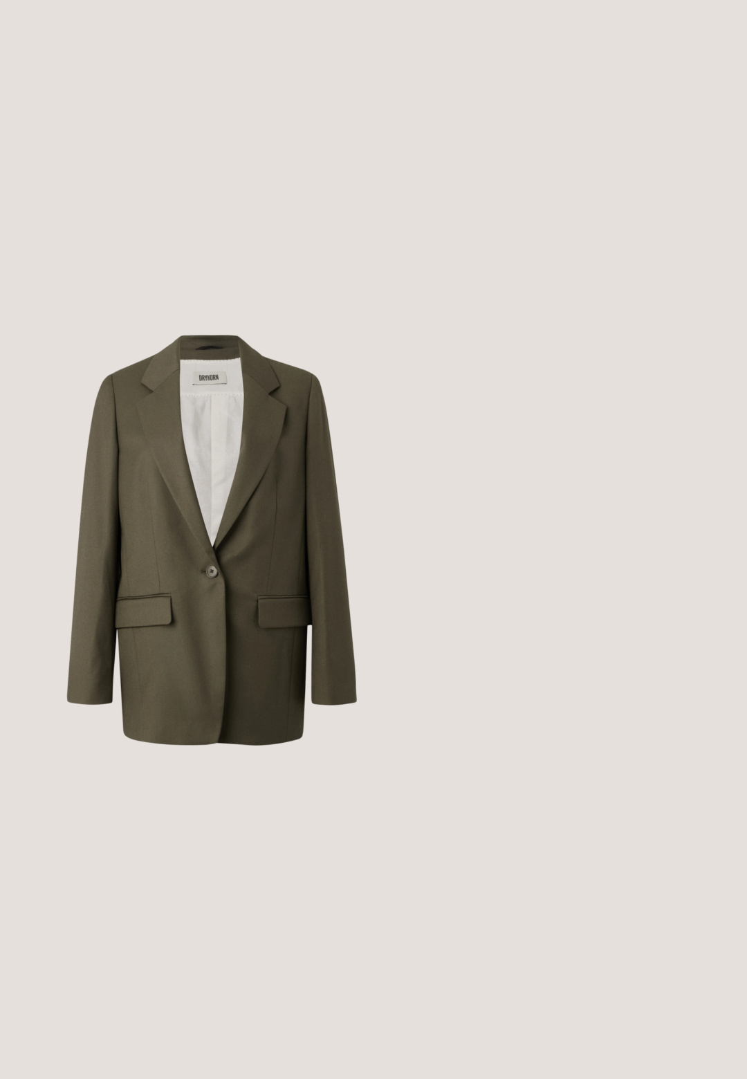Olivgrüner Blazer mit einem Ein-Knopf-Verschluss, Reverskragen, zwei vorderen Taschen und einem glatten, strukturierten Stoff. Das Innenfutter ist weiß.; AllSaints ANNA SNAKE TEE - T-Shirt print - black; Pflaumenfarbene Hose mit hoher Taille, ausgestattet mit Falten, einem passenden Gewebegürtel und einem silbernen, runden Schnallen-Detail.; Ein einzelner roter Leder-Pumps mit hohem Absatz balanciert auf der Ferse auf einem reflektierenden Boden in der Nähe eines Metallordners mit weißen Aktenordnern.; Schwarze Lederschultertasche mit einer geschwungenen Klappe, die durch einen runden Metallverschluss gesichert ist, und einem schlanken, verstellbaren Riemen.; Silberne Creolen mit polierter Oberfläche, die kleine goldene Akzentdetails und eine runde Form aufweisen, am Ohrläppchen getragen.
