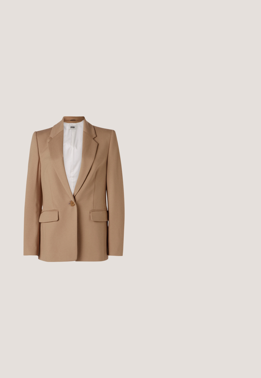 Blazer marrón claro con solapas de pico, cierre de un solo botón y dos bolsillos frontales; interior forrado en blanco. Textura de tela suave.; Suéter blanco con escote en V y mangas cortas. Presenta una tela de algodón ligero, cintura con cordón y detalles texturizados en los hombros.; Pantalones de pierna ancha en crema, hechos de una tela suave. Presentan una cinturilla plana en la parte delantera, pliegues a lo largo de las piernas y un corte relajado en general.; Zapato de tacón alto color crema con una correa delgada, colocado sobre un suelo reflectante cerca de un organizador de archivos metálico con papeles.; Bolso rectangular color crema con una sola correa y cremallera superior, con una pequeña placa de logotipo en relieve en el frente.;  Pendientes de metal en tono dorado con un diseño curvado y alargado. La superficie es lisa y pulida, presentando un estilo minimalista.