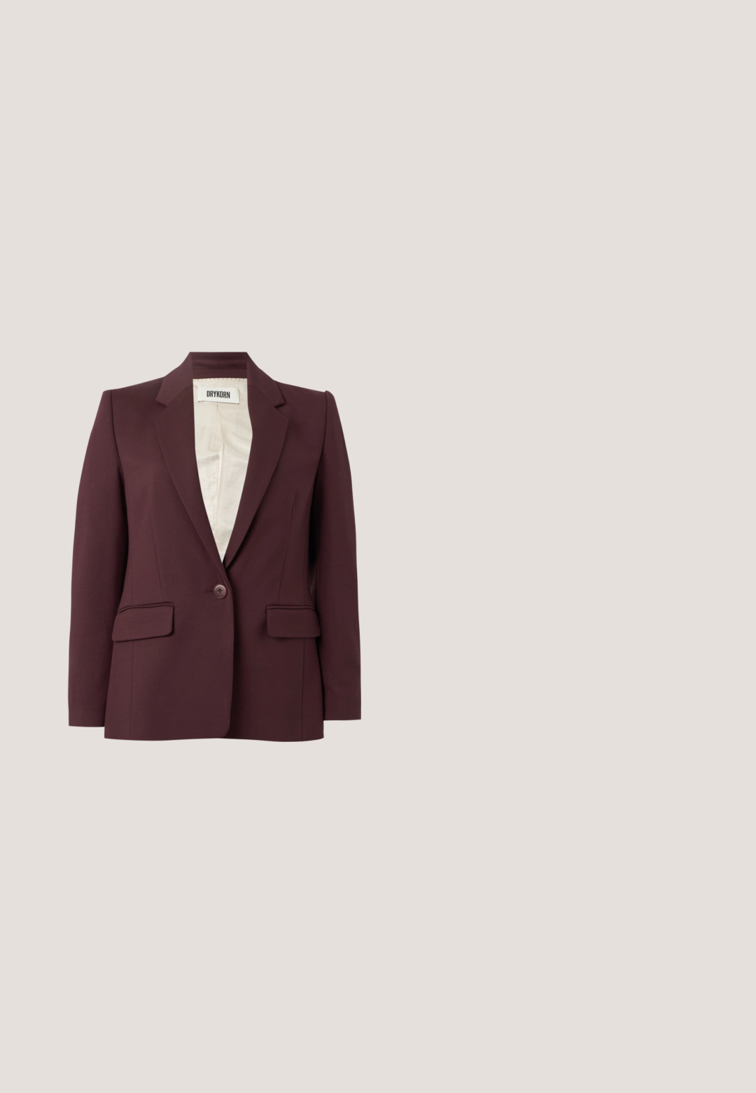 Blazer de un solo botón en color ciruela oscuro con solapas con muescas, mangas largas, dos bolsillos delanteros con solapa y cierre de un solo botón.; Hofmann Copenhagen NOLA - Blusa - kiss me red; Pantalones de pierna ancha en burdeos, fabricados en un tejido texturizado con plisados verticales. Presentan una cintura alta y un dobladillo que llega hasta el tobillo.; Sandalia de tacón bajo tipo gatito de cuero marrón oscuro con tiras y hebilla ajustable en el tobillo, sobre fondo blanco.; Bolso de cosméticos de satén burdeos con forma rectangular, cierre de cremallera y un mango corto. Presenta un diseño minimalista y una textura suave.; Pendientes de aro en tono dorado con un diseño ondulado, que presentan una superficie lisa y brillante y una forma aerodinámica. Sin cierres visibles.