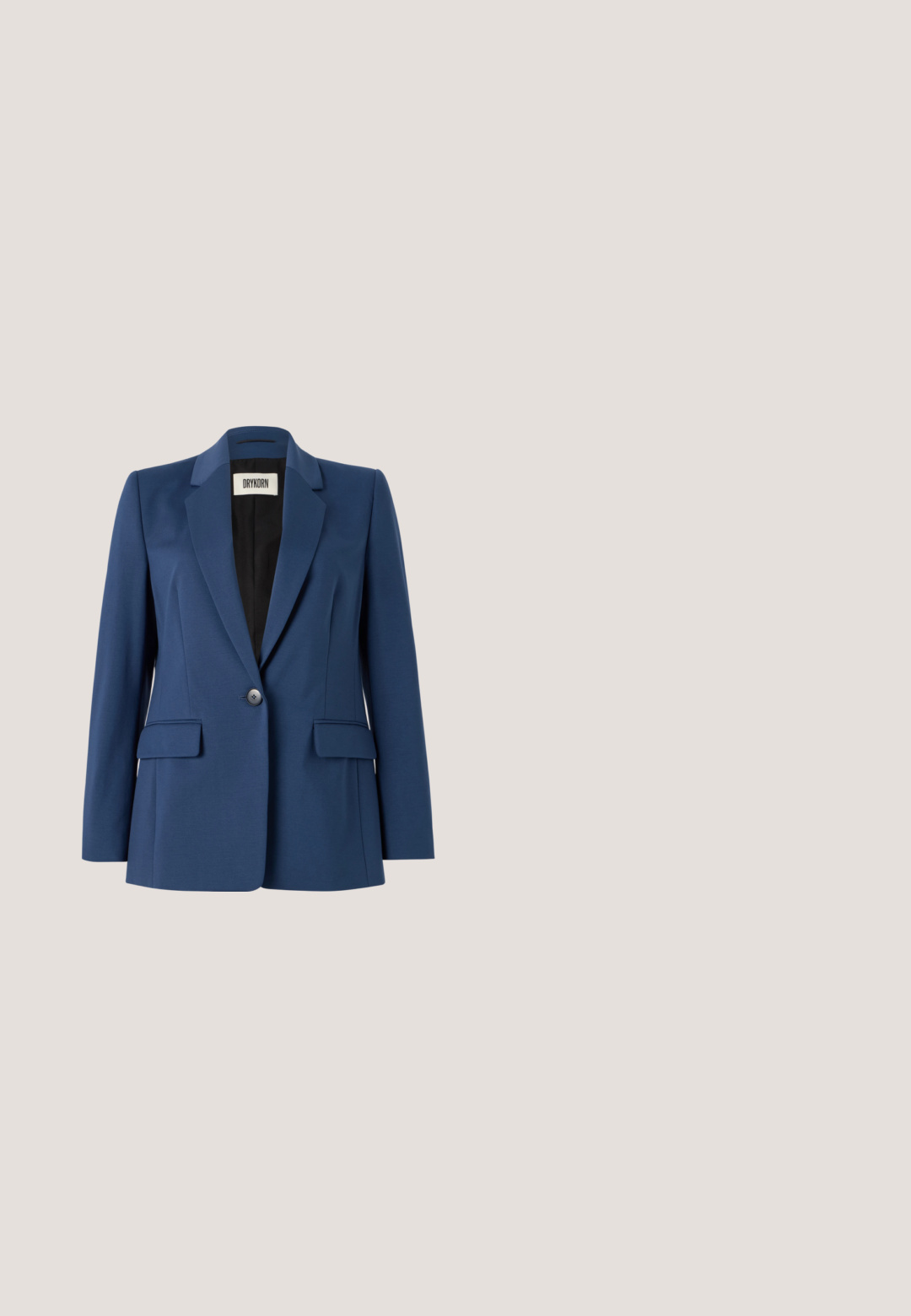 Blazer marine fabriqué en tissu lisse, présentant un revers cranté, une fermeture à un bouton, deux poches avant et une doublure intérieure noire.; Polo bleu marine fabriqué en tissu lisse, avec un col, des manches courtes et une patte de boutonnage avec un petit détail de logo.; Pantalon bleu marine fuselé avec taille mi-haute et poches latérales, présentant des détails de coutures subtiles le long des jambes.; Mocassins noirs en cuir lisse avec une bande texturée, semelle plate et un petit accent doré. Design simple, silhouette discrète.; Sac à main noir DKNY avec double anses arrondies et un petit logo métallique sur le devant, sur un fond clair uni.; Boucles d'oreilles en résine noire avec une finition brillante et des accents en métal argenté. Forme circulaire avec une découpe et une fermeture à tige.