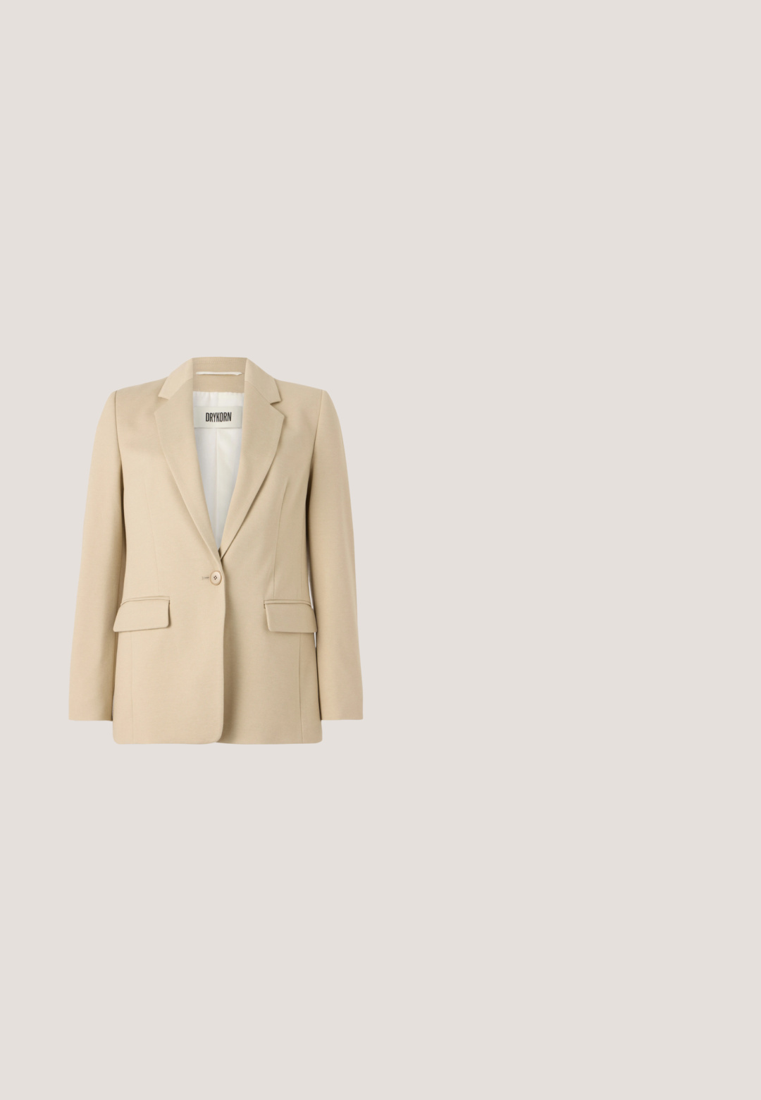 Beige blazer med spids. Enkelt knaplukning, to forlommer og en glat struktur. Mærket inde i blazeren viser "DRYKORN."; Beige langærmet satinbluse med knapper foran, klassisk krave, let skulderforsamling og buet kant, der er længere bagpå.; Marc O'Polo MODERN STYLE TAPERED LEG HIGH RISE WELT POCKET - Chino - chalky sand; Sorte læder loafers med et guld accent, afrundet tå og en glat overflade, hængende over en reflekterende overflade med metalliske hylder.; Brun læder tote taske med tekstureret finish, hardware i guldtoner og lange stropper. Har et charm med brandets initialer vedhæftet.; Guldtonet Calvin Klein ur med sølvfarvet urskive, minimalistisk design, meshrem og guld timemarkører ved kl 12 og 6.