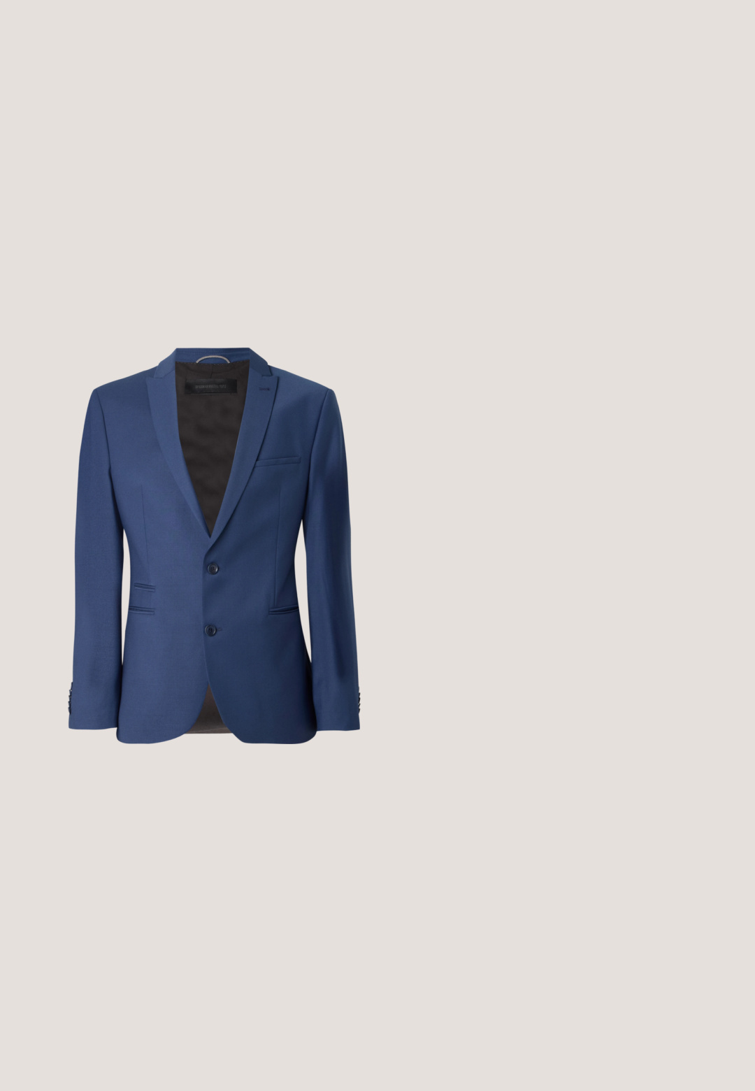 Blazer entallado azul oscuro, de corte sencillo con dos botones, solapa de pico, bolsillos laterales y tejido texturizado con un brillo sutil.; Camisa de manga larga con botones, patrón de cuadros pequeños en azul y blanco, cuello clásico y bolsillo frontal en el pecho sobre un fondo neutro.; Pantalones cortos azul marino hechos de una mezcla de algodón, con cierre de botón, trabillas para cinturón y dobladillo recto con un detalle mínimo.; Zapato de vestir de cuero marrón con punta redonda, diseño de cordones, detalle de costura sutil y suela de goma negra.; Corbata azul marino con rayas diagonales rojas y blancas, colocada sobre un fondo blanco.; Cinturón de cuero marrón con una hebilla rectangular plateada, que presenta una textura suave y un extremo ligeramente afilado.