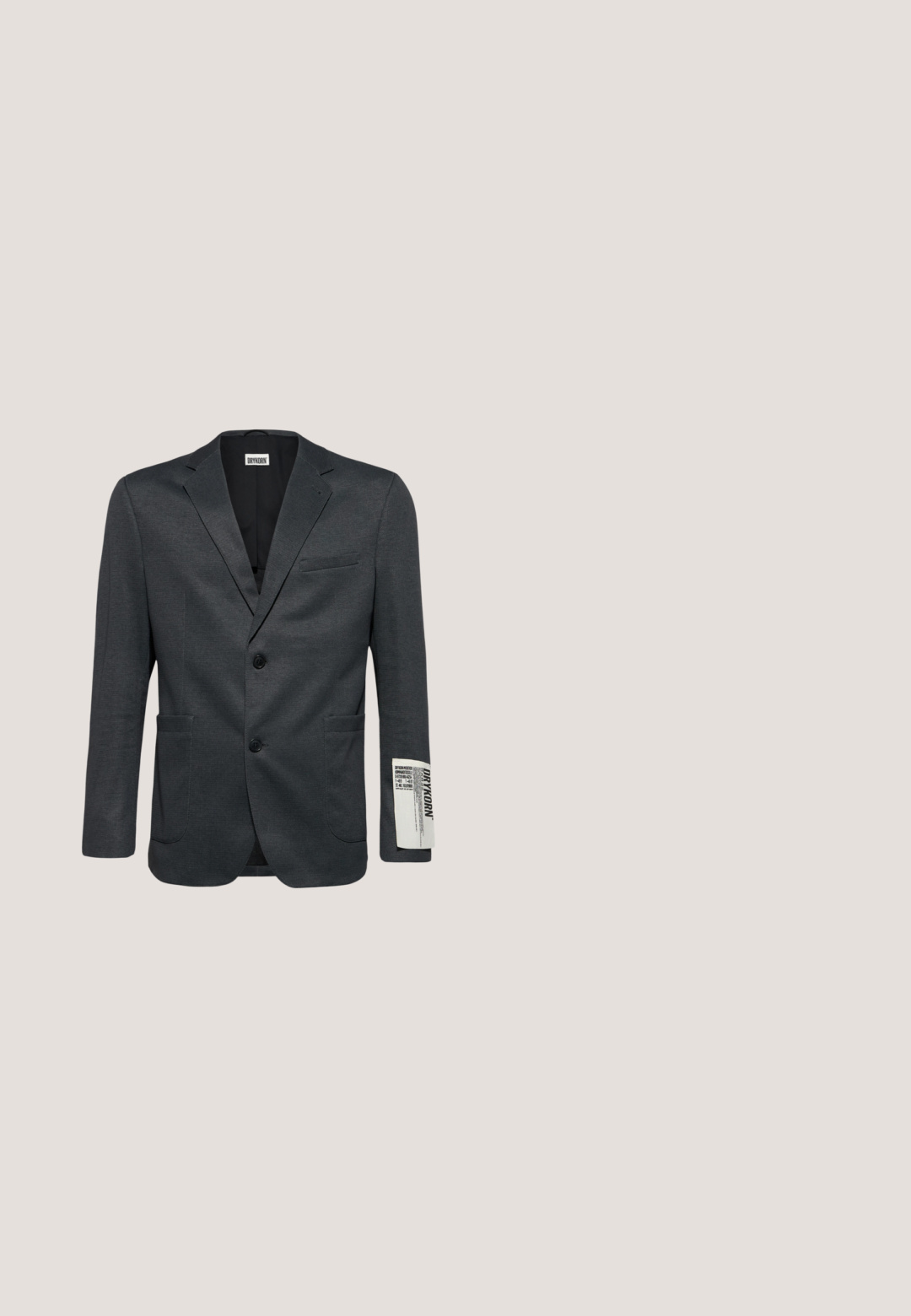 Donkergrijze blazer met twee voorzakken en een enkele knoopsluiting. Opmerkelijke tekstdetail op de mouw. Soepele textuur.; Zwarte gebreide sweater met ronde hals, lange mouwen en geribde manchetten. Zachte textuur met een schone, minimale uitstraling, geschikt voor casual draag.; Lichtblauw langmouw shirt van katoen, met een button-down kraag, knoopsluiting aan de voorkant en subtiele logo borduursel op de borst.; Lichtblauwe denim jeans met een rechte pasvorm, voorzien van een klassiek vijf-pocket ontwerp, contrasterende stiksels en een lichte vervaging.; Zwarte leren schoen met een ronde neus, een gladde afwerking en minimale stiksels. Voorzien van een vetersluiting en een dikke, getextureerde rubberen zool.; Zwarte leren riem met een matte afwerking, voorzien van een rechthoekige metalen gesp en een gladde textuur. Eenvoudig ontwerp zonder patronen of accenten.