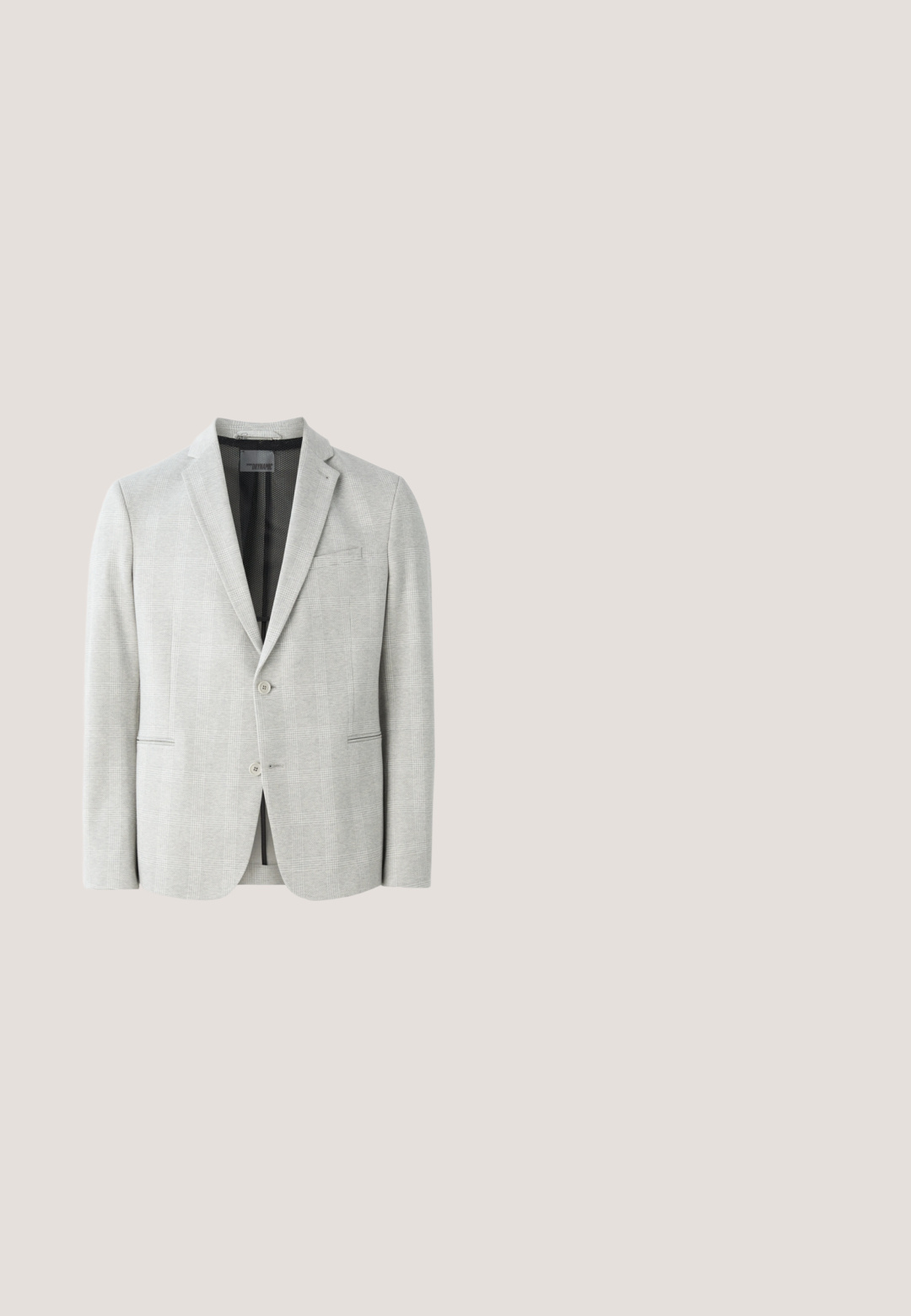 Lys grå blazer med ternet mønster. Har to frontknapper, næseklapper og en enkelt brystlomme. Materialet har en glat tekstur.; Cremefarvet strikket sweater, rund hals, lange ærmer, ribbede manchetter og kant. Blød tekstur, enkelt design og letvægtsmateriale.; Kortærmet hvid skjorte med knapper og klassisk krave, lavet af blødt terrystof, vist på en ensartet hvid baggrund.; Close-up af beige ternede bukser med en knappet baglomme båret sammen med en rustfarvet, tekstureret skjorte, der er stukket ind i bukserne.; Brune suede loafers med sømdetaljer, blød tekstur, flad gummisål og et lille logo nær hælen, designet til komfort.; Sort syntetisk messenger-taske med en tekstureret overflade, der har en lynlåslomme foran og justerbar rem. Logo præget på forsiden.