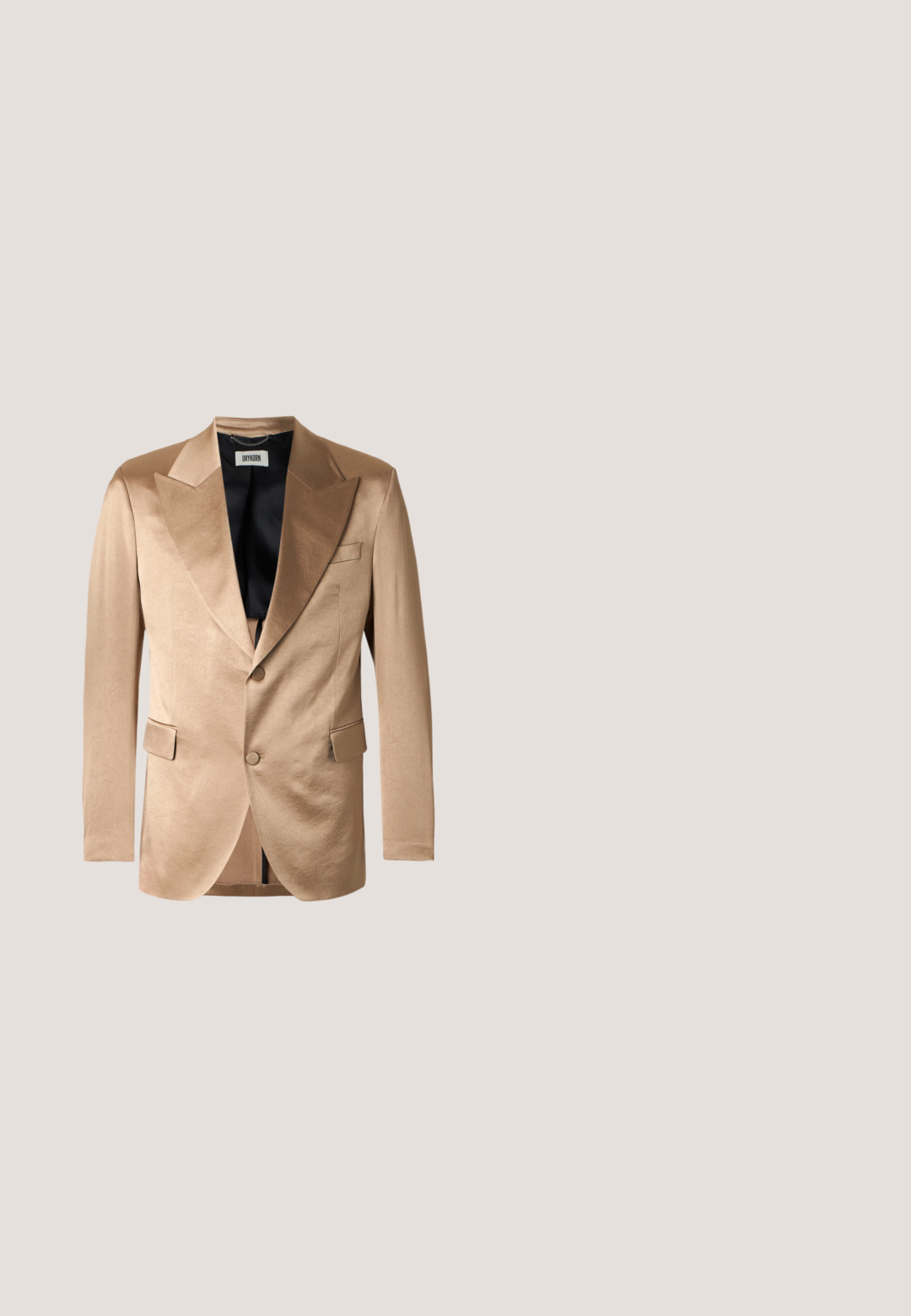 Beige satinblazer med skarp revers, to forlommer, lukning med en enkelt knap og sort inderfoer. Glat tekstur.; Mørkegrøn ribstrikket pullover med V-hals og krave. Har lange ærmer og en tætsiddende silhuet. Fremstillet af et blødt, tekstureret materiale.; Kortærmet skjorte i bordeaux med et detaljeret kridhvidt geometrisk mønster. Krave-design med knapper langs forsiden til lukning.; Beige skræddersyede bukser med lige ben, bæltestropper, forlynlås og pressede presninger, vist på en hvid baggrund.; Brune lædersko til mænd med en glat overflade, rund tå og lukket snørebåndsdesign. Har en lav, stablet hæl og diskrete syninger.; Mørkebrun lædermappe med dobbelte håndtag, aftagelig skulderrem og lille Calvin Klein-logo centreret på forsiden.