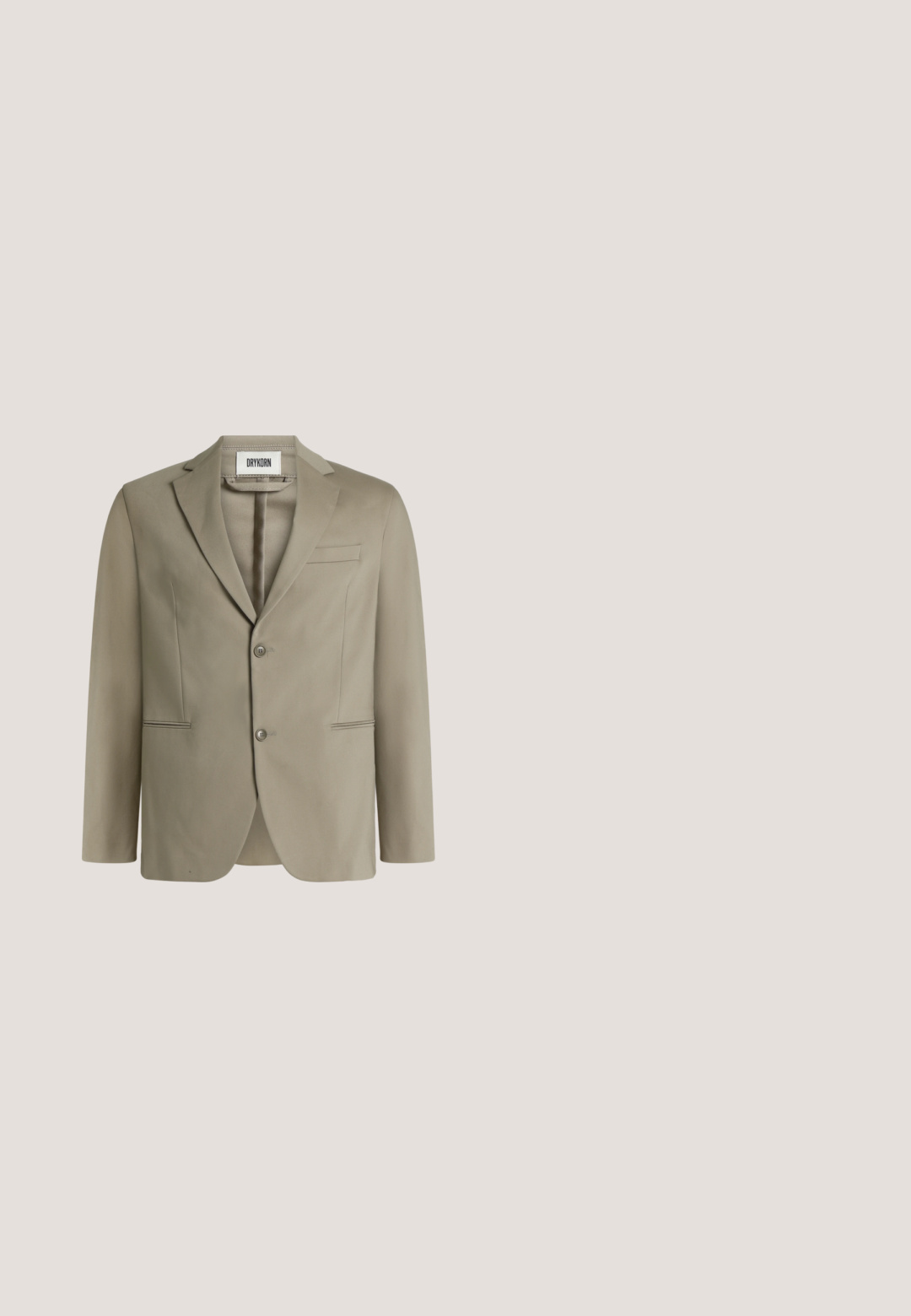 Blazer beige pour homme avec deux boutons, revers crantés et trois poches avant, présenté sur un fond uni.; Chemise blanche à manches courtes texturée avec boutons, col camp et étiquette HUGO visible à l'intérieur de l'encolure.; Pantalon slim vert olive avec passants de ceinture, fermeture éclair à l'avant et jambes droites, posé à plat sur un fond clair.; Mocassins en cuir marron au design élégant, avec un bout arrondi et une bande décorative. Présentent une texture lisse et une semelle basse en caoutchouc noir.; Noeud papillon noir avec un motif en diagonale texturé. Fabriqué en tissu lisse, il présente une largeur étroite et une extrémité pointue.; Ceinture en cuir marron avec une texture lisse, boucle rectangulaire en argent et coutures renforcées, présentant une extrémité pointue et un design minimaliste.