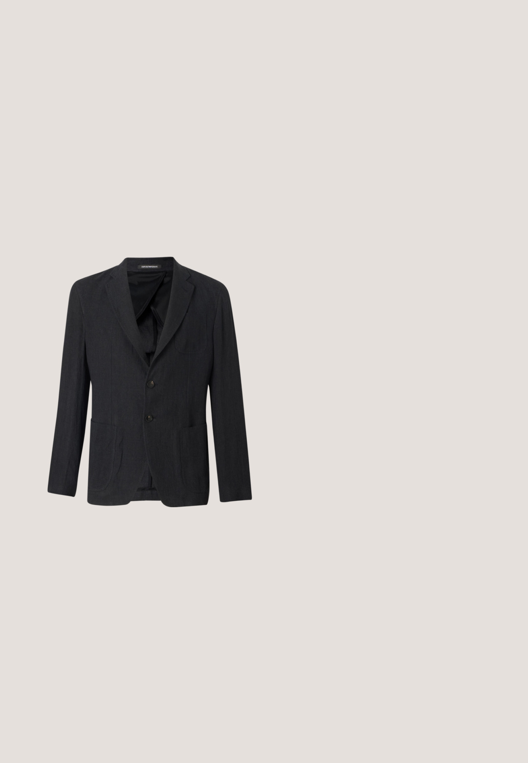 Dunkelgrauer Blazer aus strukturiertem Stoff, mit einem Reverskragen, zwei vorderen Taschen und zwei Knöpfen. Das Innenfutter ist schwarz.; Hellblaues Langarmhemd aus glattem Stoff, mit klassischem Kragen, Knopfverschluss und Manschetten mit abgerundeten Kanten.; Schwarze, maßgeschneiderte Hose mit geradem Bein, ausgestattet mit einer glatten Textur, gefaltetem Vorderteil und einem klassischen Bund für ein formelles Erscheinungsbild.; Schwarze Leder-Dressschuhe mit schlankem Design, runder Zehenform, fünf Ösen für die Schnürung und einem niedrigen Blockabsatz. Glatte Textur, keine sichtbaren Muster.; Schwarze Ledertasche mit zwei oberen Griffen, verstellbarem Schulterriemen und einer strukturierten Vordertasche mit einem dezenten gewebten Muster.; Schwarzer Ledergürtel, zusammengerollt mit einer silbernen rechteckigen Metallschnalle und sichtbaren Nähten entlang der Kanten.