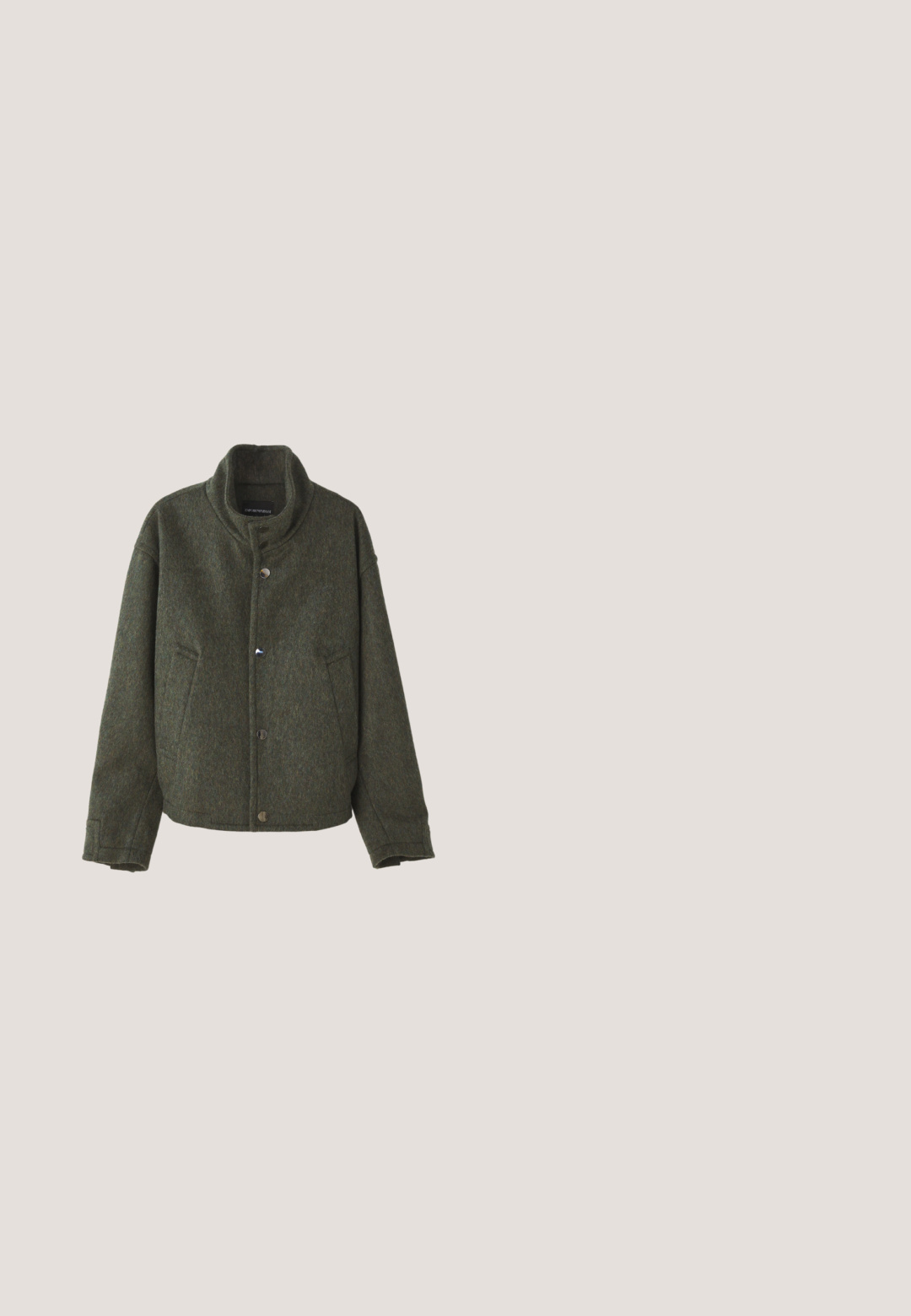 Blouson en laine verte avec col montant, deux poches latérales et fermetures à boutons métalliques. Présente une coupe décontractée et une texture douce.; Pull en maille vert clair avec un col rond, des poignets et un ourlet côtelés. Il présente un discret logo sur la poitrine gauche.; Chemise vert clair à manches longues avec fines rayures verticales blanches et col classique sur fond blanc.; Pantalon vert clair, fabriqué en tissu doux, doté d'une taille haute, de doubles plis et de jambes droites avec une finition sur mesure.; Bottine Chelsea en suede marron avec des panneaux latéraux en élastique, bout rond et une languette. Comprend une semelle en caoutchouc plate et basse. Design simple et épuré.; Housse d’ordinateur portable rectangulaire en cuir vert foncé avec coins arrondis et fermeture éclair sur le côté gauche.