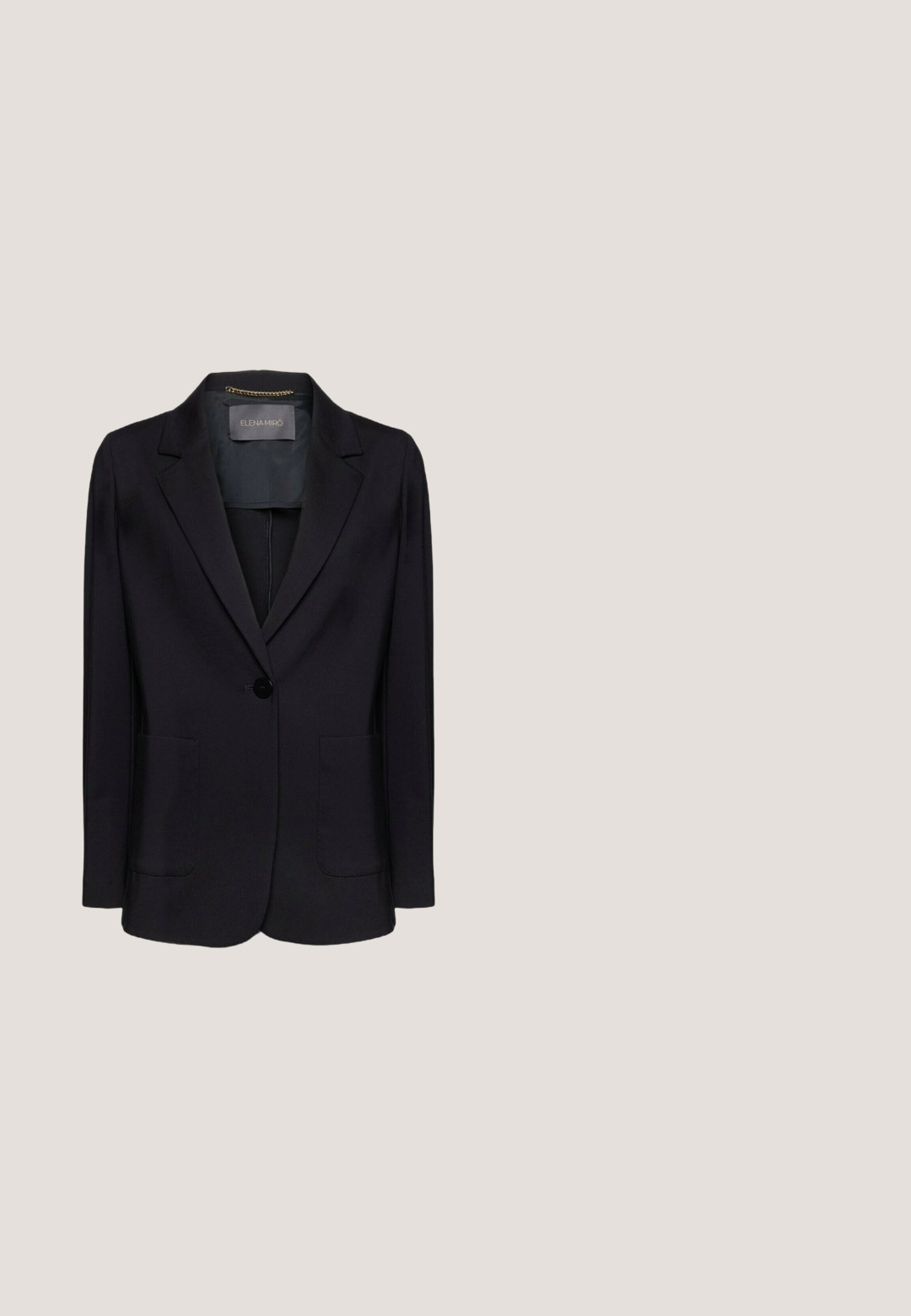 Blazer noir à coupe ajustée, fermeture à un bouton et deux poches avant. Tissu lisse avec un col cranté et des détails intérieurs subtils.; FALKE T-shirt basique - black; Pantalons noirs sur mesure avec une coupe droite. Fabriqués en tissu lisse, dotés de passants de ceinture et d'une fermeture éclair à l'avant.; Chaussure à talon haut en daim noir avec un bout pointu et un design de cheville élégant. Dispose d'un talon fin et solide noir et d'une doublure lisse.; Sac à main en cuir noir avec anses supérieures incurvées, bandoulière amovible et détails de coutures blanches sur fond blanc uni.; Bracelet jonc en métal doré avec une forme ronde élégante. Comprend une fermeture sécurisée avec un petit détail accent circulaire. Surface lisse.