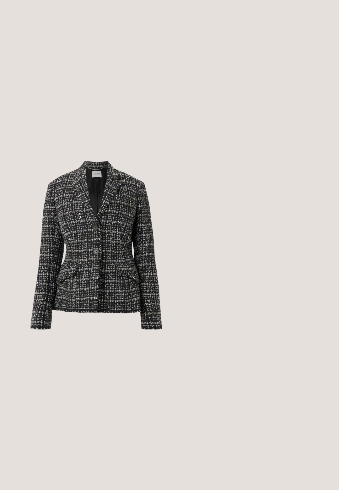 Sort-hvid tweed damesblazer med to forreste knapper, notch revers og to klaplommer mod en lys baggrund.; Hvid langærmet bluse med et tekstureret blomstermønster, elastisk halsudskæring og elastiske manchetter. Blød, letvægts stof.; Mørkebrune, plisserede midi-skjorter med en glat tekstur, der har en elastisk talje og et logo-detalje øverst.; Brun tofarvet herresko i læder med brogue-detaljer, snørelukning og sort sål, vist fra siden på hvid baggrund.; Brun læderhåndtaske med top håndtag og rundt guldlås med drejelås på frontklappen, sat mod en hvid baggrund.; Guld ovalt broche med blå emalje blomster i midten, omgivet af en kant af runde hvide perler.