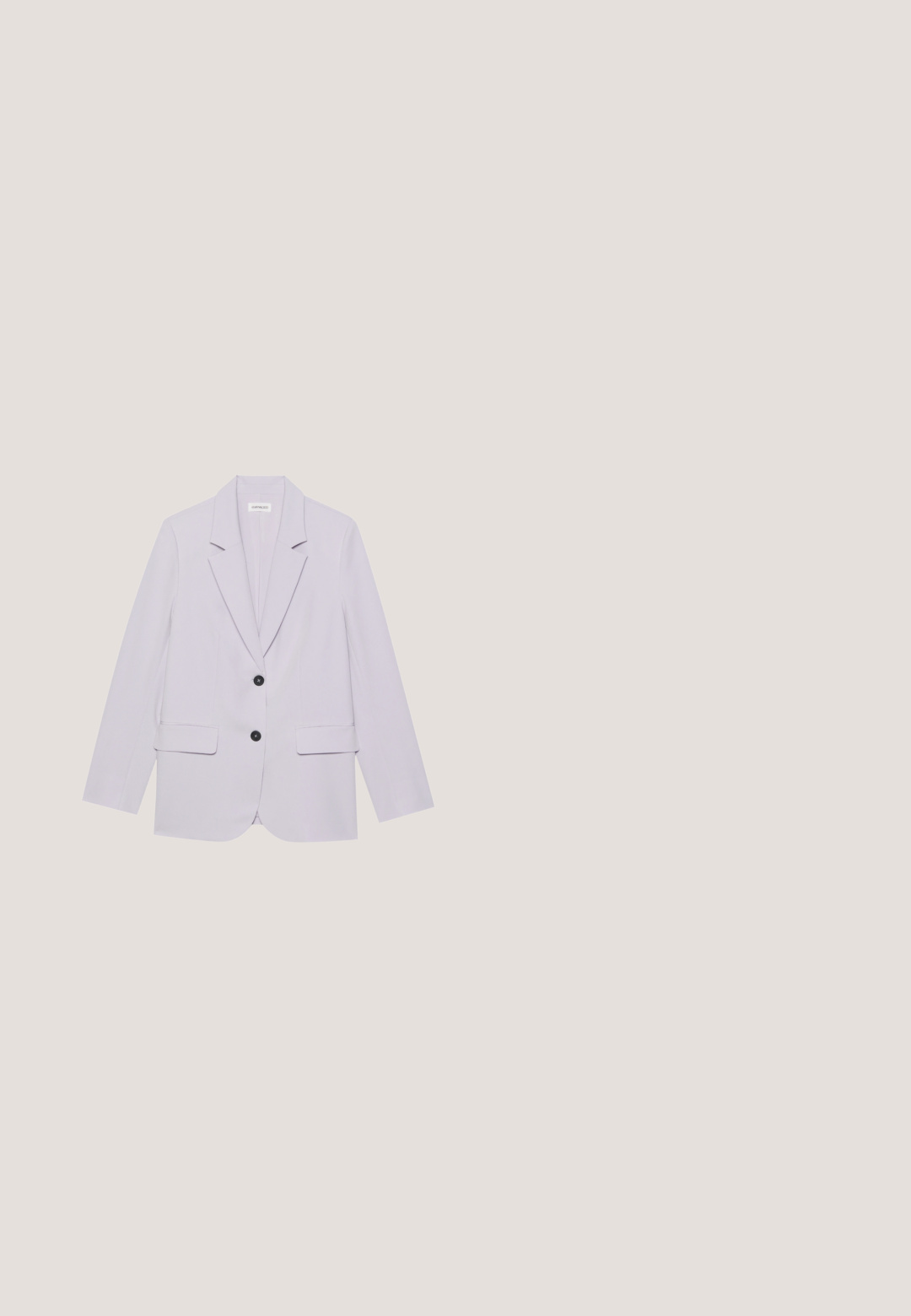 Lys lilla blazer med klippekrave, to forlommer og to sorte knapper. Fremstillet af et glat stof med en skræddersyet pasform.; Mintgrøn kortærmet bluse med rund udskæring og blødt, let stof. Har en løs pasform og diskrete sideslids.; Lysegrønne bukser med vide ben, frontlige læg, bæltestropper, sidelommer og skjult frontlukning.; Multifarvede sneakers med en hvid base og accenter i grøn, lilla, blå, gul og pink. Glat tekstur, snørebåndsdesign og tyk sål.; Lysblå læderhåndtaske med en halvmåneform, der har en dekorativ, rund guldknap og en tynd rem. Glat tekstur, minimalistisk design.; Guldfarvet halskæde med en delikat kæde og en rektangulær vedhæng med en glat, poleret overflade. Enkel og minimalistisk design.