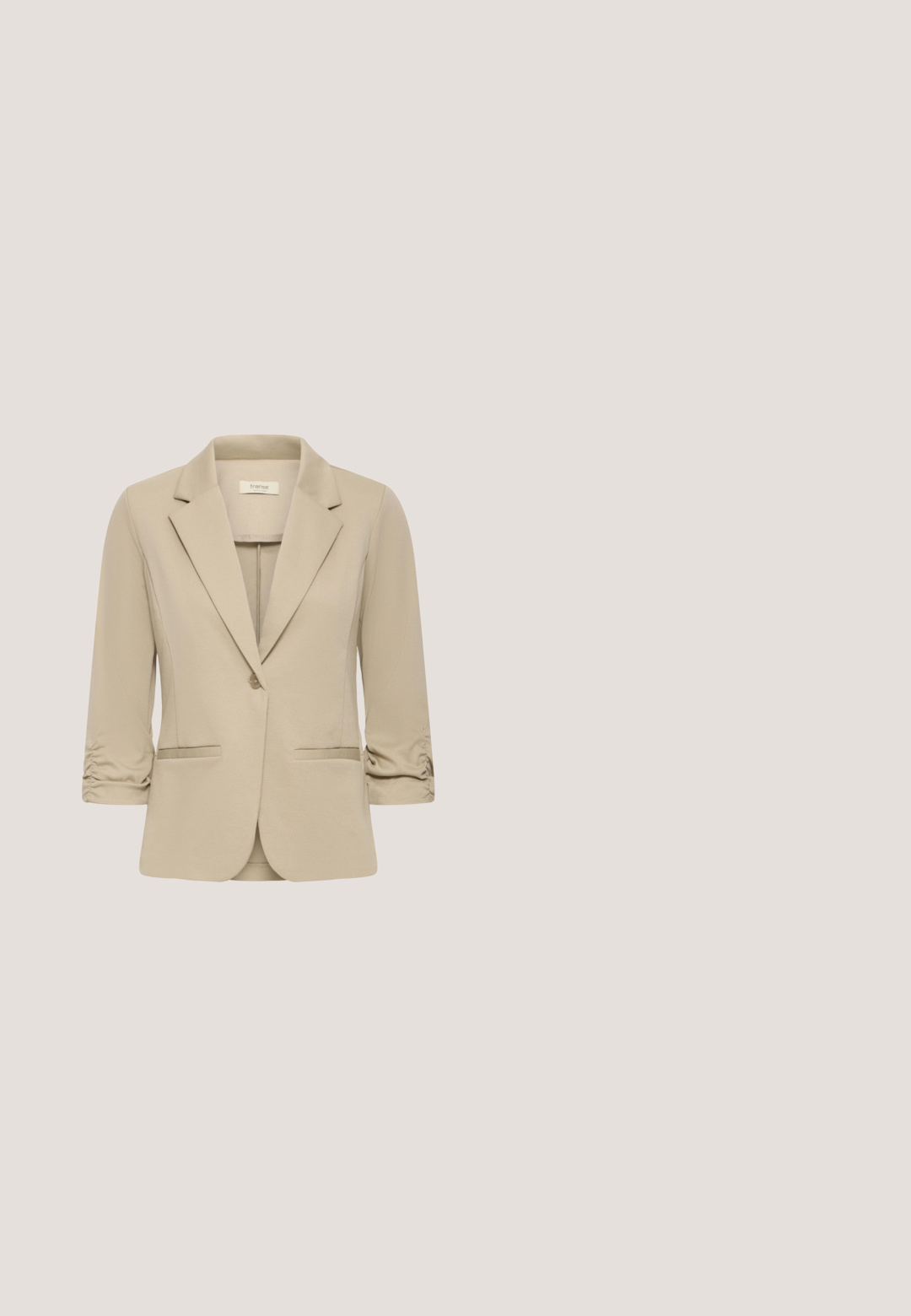 Blazer beige pour femmes avec revers crantés, fermeture à un bouton, deux poches frontales et manches trois-quarts froncées.; Débardeur beige en tissu lisse, avec des fines bretelles et un design simple et ajusté, offrant un décolleté épuré sans motifs.; Pantalon marron clair à coupe décontractée avec taille élastique et bas élastiqués froncés sur fond blanc.; Baskets basses beige avec tissu tissé texturé, superpositions en daim au bout et au talon, lacets à l'avant, et semelle en caoutchouc marron.; Banane en cuir beige avec deux compartiments zippés et une bandoulière ajustable à boutons-pression, petit nom de marque embossé sur la poche avant.; Une paire de boucles d'oreilles rectangulaires en or lisse et brillant avec des bords légèrement courbés sur un fond blanc.