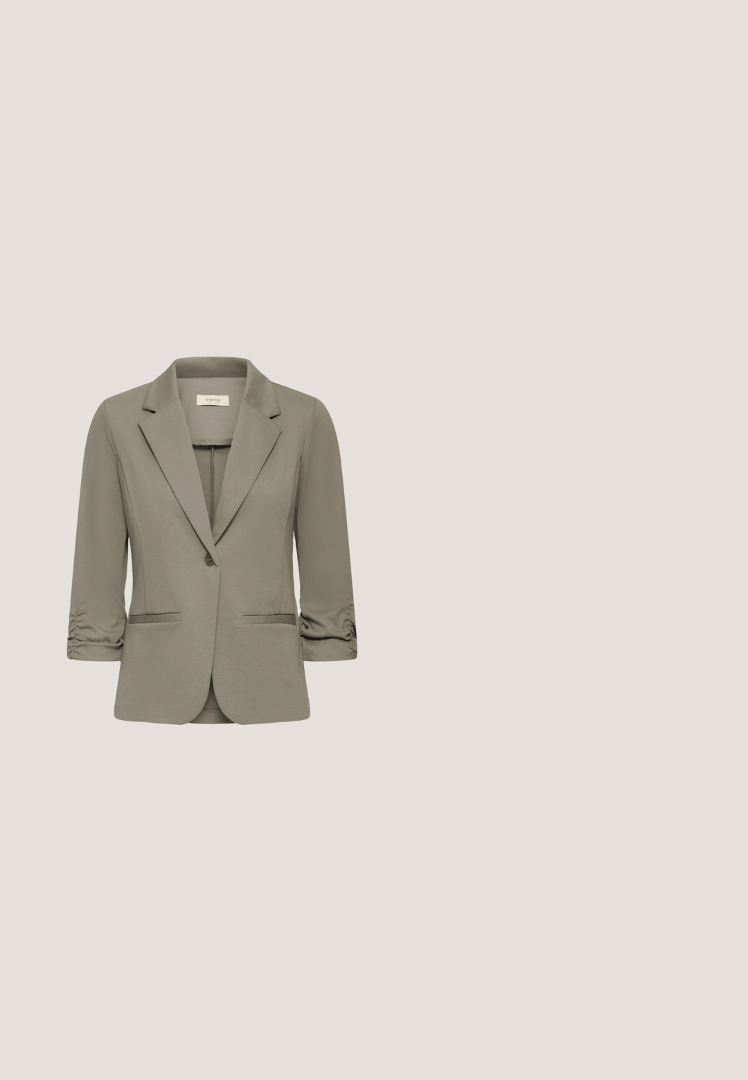 Blazer pour femmes de couleur vert olive avec manches trois-quarts froncées, fermeture à un bouton, revers crantés et deux poches avant passepoilées.; Débardeur en coton vert olive avec encolure dégagée, coupe ajustée et sans motifs visibles. Texture lisse, finition avec ourlet droit.; Pantalons larges en tissu léger, avec un motif rayé zèbre vert et blanc. Ceinture élastique avec un fit décontracté.; Sandales compensées en daim vert olive avec un bout arrondi, une bride de cheville réglable et une semelle intermédiaire en jute tissé, ornées d'une boucle dorée.; Sac à main rectangulaire en osier vert olive avec deux poignées tressées et ouverture supérieure, présentant un motif texturé entrelacé.; Bracelet en cordon vert réglable avec petit pendentif poisson en or et perles de finition dorées sur fond blanc.