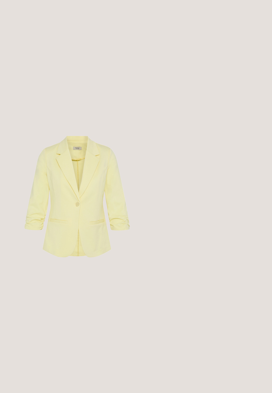 Lichtgele damesblazer met gerimpelde driekwartmouwen, enkele knoopsluiting, revers met inkeping en voorzakken met paspel.; Zwarte t-shirt met korte mouwen, voorzien van grote, gerimpelde mouwen van doorschijnende stof. Gemaakt van zacht materiaal met een ronde halslijn en een aansluitend lichaam.; Zwarte wijd uitlopende broek met hoge taille en twee rijen van drie gouden decoratieve knopen aan de voorkant.; Zwarte fluwelen hoge hak schoen met spitse neus, enkelband met een gespaccent en een slanke, glanzende stiletto hak.; Paarse leren handtas met bovenhandvat, klepsluiting, gouden ronde sluiting en afneembare schouderriem op een effen achtergrond.; Armband in goudkleur met stervormige versieringen en ronde parels, afgewerkt met heldere kristallen, gedetailleerde sluiting en een gladde afwerking.