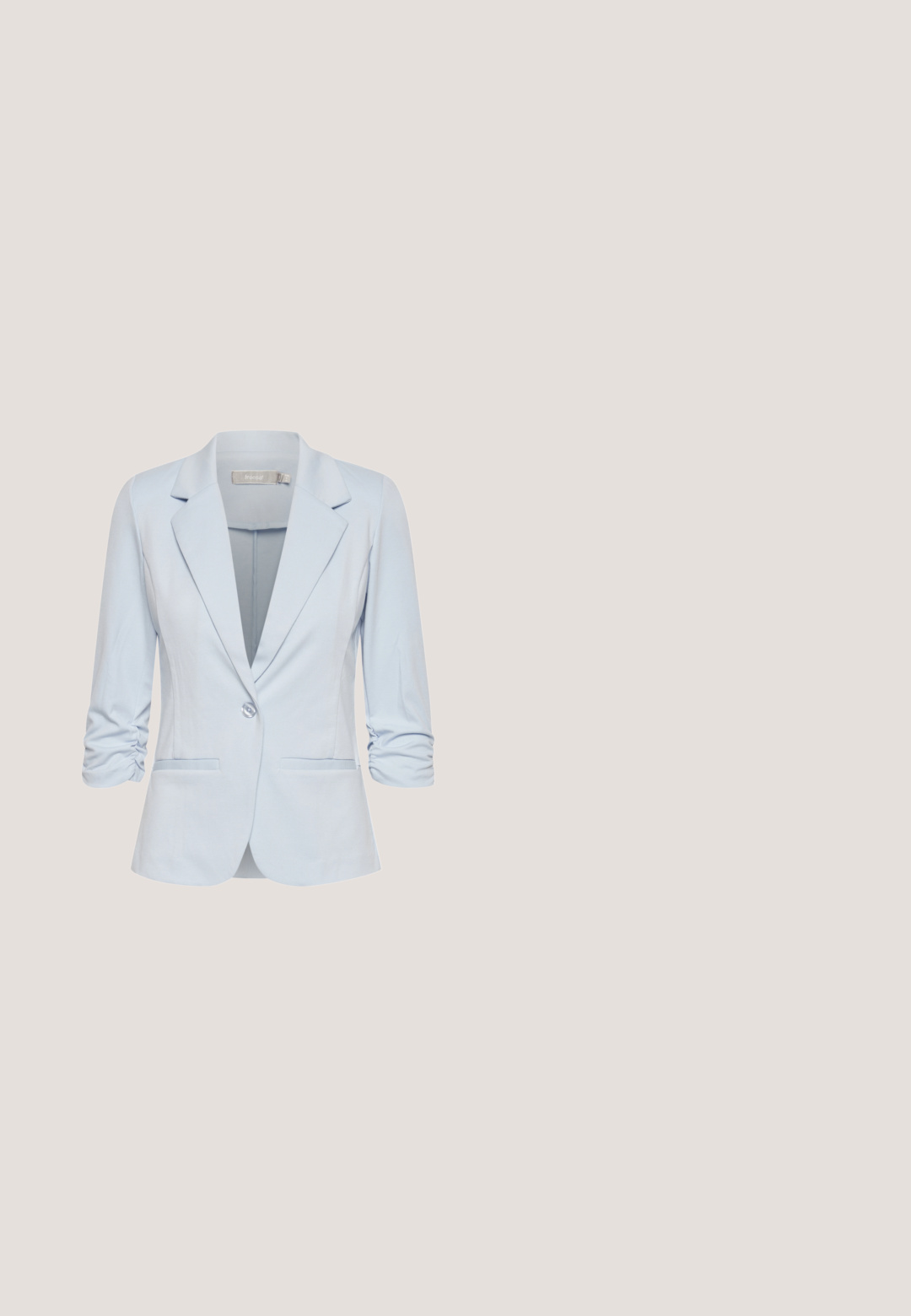 Helleblaue Blazer mit Reverskragen, Dreiviertelärmeln, einer Knopfverschluss und zwei vorderen Taschen; glattes Material.; Blaues, lockeres Oberteil mit einem weißen Leopardenmuster, rundem Halsausschnitt, kurzen Ärmeln und geradem Saum mit seitlichen Schlitzen für zusätzlichen Bewegungsspielraum.; Blaue Jogginghose aus weichem Stoff, mit einem elastischen Bund und Kordelzug, zwei Fronttaschen und einem schmal zulaufenden Bein.; Helle blaue Sneakers aus glattem Leder und Wildleder, mit abgerundetem Zehenbereich, kontrastierenden Schnürsenkeln und einer weichen weißen Gummisohle.; Kleine weiche blaue Handtasche mit geknotetem Griff und goldfarbenem „faina“-Logo auf der Vorderseite.; Silberring mit einer strukturierten Mittelband umgeben von glatten, polierten Kanten. Mit "925" gekennzeichnet, was auf die Qualität von Sterlingsilber hinweist.