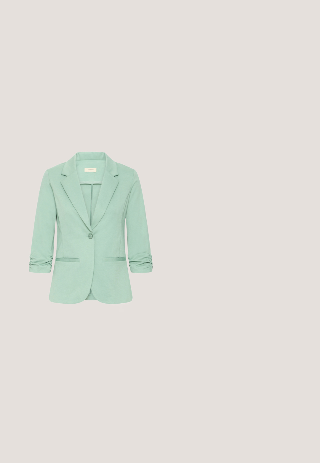 Blazer verde claro de mujer con mangas tres cuartos fruncidas, cierre de un solo botón, solapas con muesca y dos bolsillos delanteros.; Camiseta negra de cuello en V con mangas cortas, confeccionada con una tela suave. Presenta un diseño limpio y un ligero estiramiento para mayor comodidad.; Pantalones negros con un diseño de pierna recta, fabricados en un tejido resistente. Cuentan con una cintura con trabillas para cinturón y bolsillos frontales planos.; Zapato de tacón alto de cuero negro con punta afilada, tira en el tobillo y tacón delgado. Textura suave y hardware minimalista.; Bolso de cuero negro con asas trenzadas, herrajes en tono dorado, tassel decorativo y logotipo en relieve en el frente. Diseño estructurado, sin patrones.; Pulsera de cadena en tono dorado con eslabones ovalados, cierre en forma de corazón con logo grabado, superficie lisa y acabado pulido.