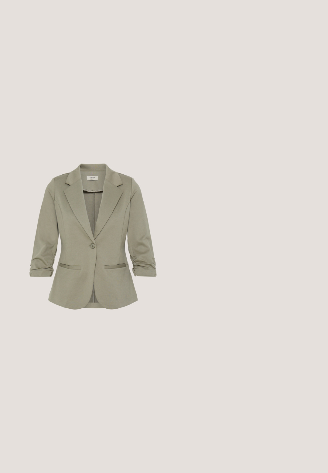 Blazer beige claro de mujer con cierre de un botón, solapas con muesca, mangas tres cuartos fruncidas y dos bolsillos delanteros ribeteados.; Camiseta suave de color verde claro con cuello en V y mangas cortas. Fabricada con tela lisa, presenta un corte relajado y detalles de costuras mínimas.; Pantalones de pierna ancha en verde claro, hechos de un tejido suave con cinturilla elasticada y sin patrones ni acentos visibles. Dobladillo recto a la altura de los tobillos.; Zapatillas hechas de cuero beige claro y gamuza verde. Presentan una suela de goma beige texturizada y cordones verde claro. Diseño minimalista.; Bolso cruzado de cuero verde con bolsillo frontal con cremallera, correa ajustable y acento de borlas, que presenta una textura suave y un diseño curvo.; Collar de cadena de oro con un colgante de piedra preciosa verde rectangular rodeado de pequeñas piedras claras y un cierre ajustable.