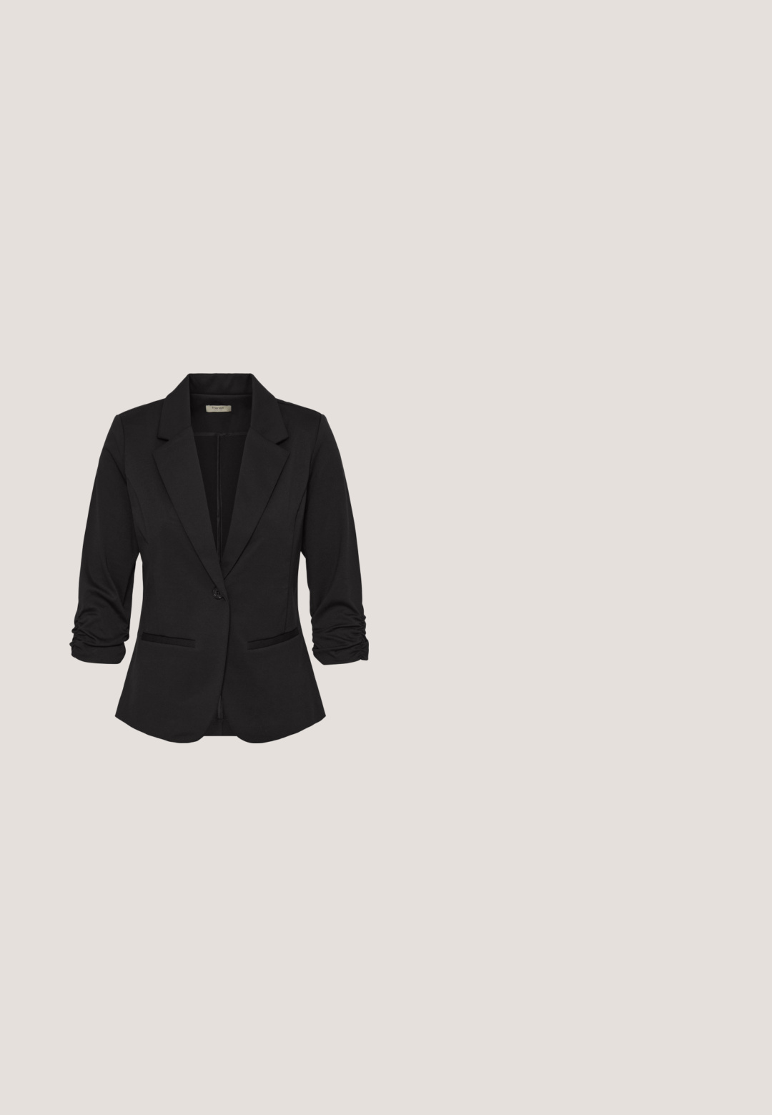 Sort skræddersyet blazer med rynkede trekvartærm, hakkede revers, enkelt knaplukning og to forlommer.; Sort ærmeløs kjole med V-hals, tekstureret stof og blondedetalje i kanten. Har en diagonal syningsdetalje.; Sort højhælet sandal med en kombination af blødt læder og mesh-paneler, med krydssynede stropper og spænde om anklen.; Sort oversized kvadratiske solbriller med gradient mørke linser og tynde beige stænger på en lys baggrund.; Sort struktureret crossbody taske med gyldne metal spænder og rektangulær gylden logo plade på frontlommen.; Sort polstret pandebånd med en klynge af små hvide perler fastgjort på den ene side mod en hvid baggrund.