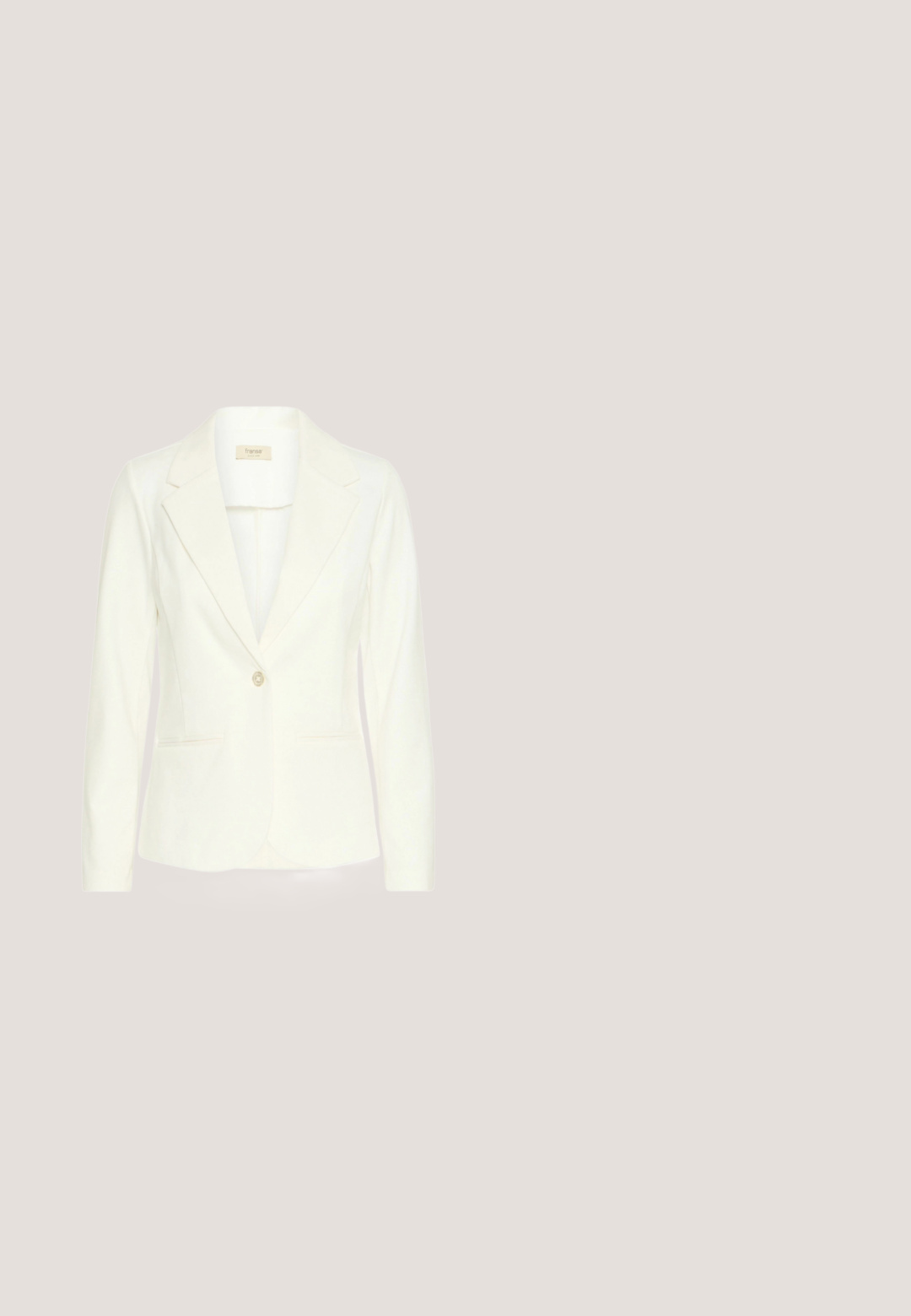 Witte blazer met een enkele knoopsluiting, met gelapte revers, twee voorzakken en lange mouwen, gemaakt van een gladde, gestructureerde stof.; Witte tanktop met een ronde halslijn, brede schouderbanden en een nauwsluitend ontwerp, gemaakt van een gladde, rekbare stof.; Beige, lichte broek met een elastische tailleband en verstelbare koord. Recht model, gladde textuur en geen zichtbare patronen.; Sneakers in lichtbeige en witte leer, met een gestructureerde neus, metallic accenten en een bruine rubberen zool. Vetersluiting.; Crème kleurige leren hobo tas met enkele schouderriem en bijpassend aangehecht etui met ritssluiting, tegen een witte achtergrond.; Metalen chokersieraad met twee onderling verbonden strengen; één in goudtint en één in zilvertint, met een gladde, gepolijste afwerking.
