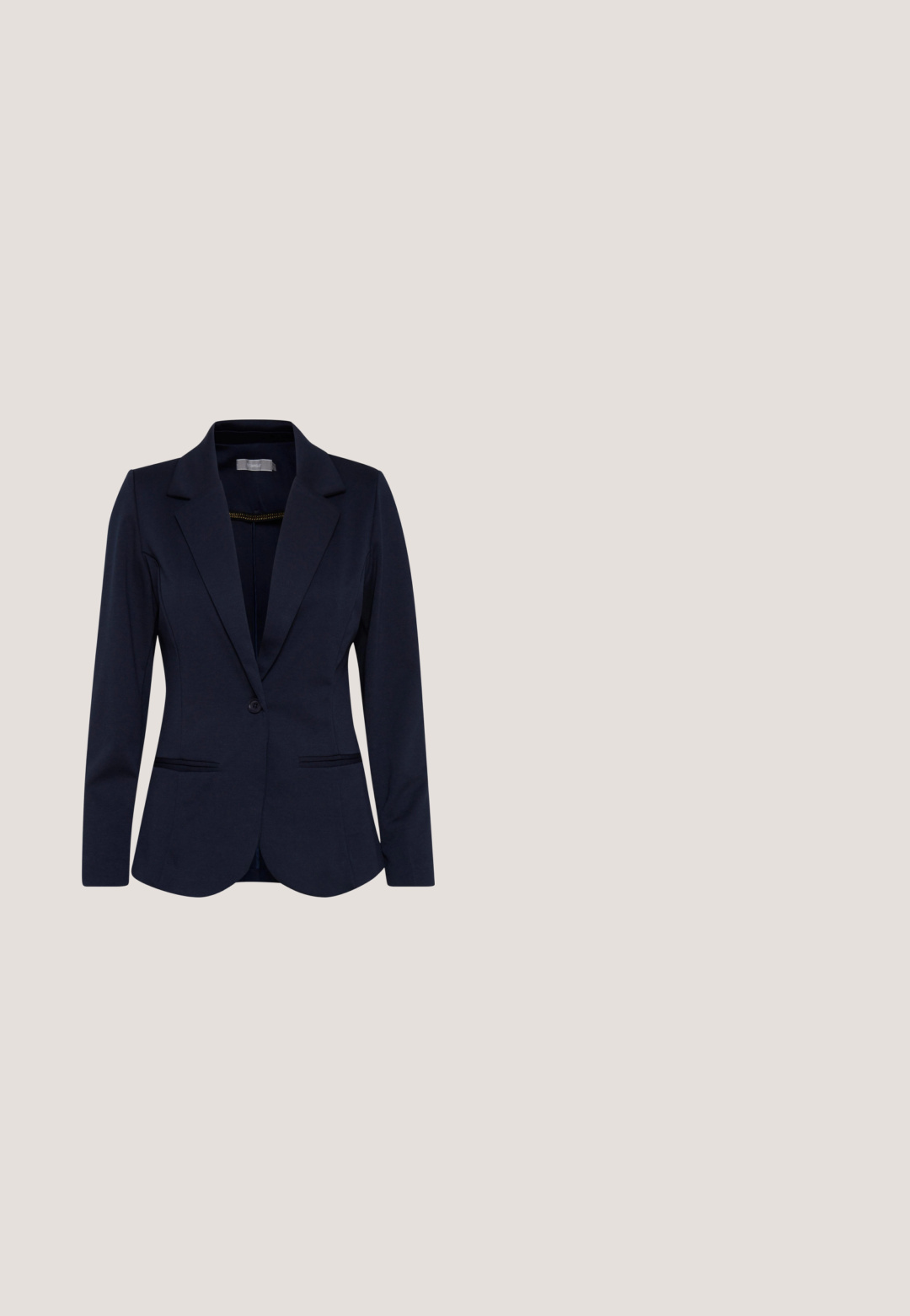 Dunkelblaues, tailliertes Damenblazer mit langen Ärmeln, Revers mit Kerb, Ein-Knopf-Verschluss und zwei vorderen Schlitztaschen.; Langarmshirt mit navy- und weißen Streifen, weitem Ausschnitt und weichem, dehnbarem Stoff. Verfügt über gleichmäßige horizontale Streifen.; Marineblaue, weit geschnittene Hosen aus einem glatten Stoff. Mit hoher Taille und klaren Linien, ohne sichtbare Verschlüsse oder Verzierungen.; Schwarzer Lederlofer mit niedrigem Blockabsatz, ausgestattet mit einer goldfarbenen Hardware-Akzentuierung und detaillierten Nähten entlang der Zehenpartie und dem Obermaterial.; Marineblauer Seidenschal mit gleichmäßig verteilten weißen Punkten und der weißen Signatur "Lauren Ralph Lauren" unten rechts.; Braune Leder-Umhängetasche mit silberfarbener Schnalle und verstellbarem Riemen vor einfachem hellem Hintergrund.