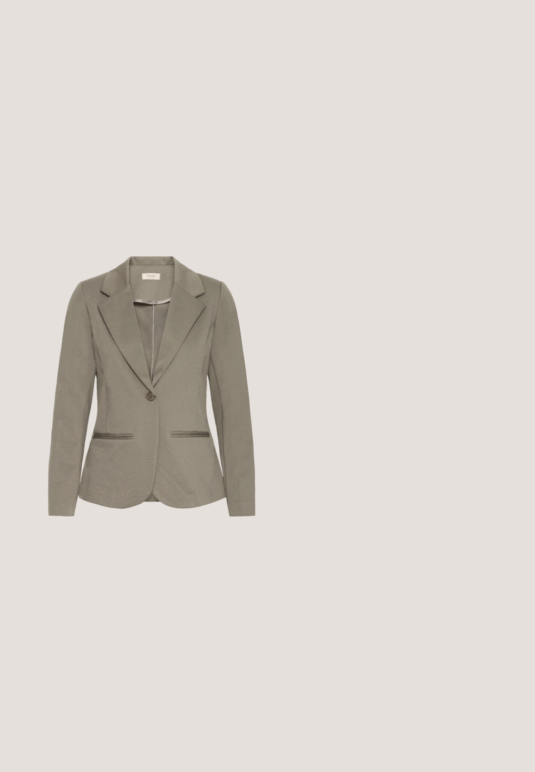 Blazer entallado en tejido gris claro. Presenta un solo botón, solapas con muesca y dos bolsillos frontales con ribete en contraste. Diseño limpio y estructurado.; Chaleco de punto sin mangas beige con cuello en V y dobladillo acanalado, mostrado sobre fondo blanco liso.; Pantalones de pana anchos en color beige con una textura acanalada sutil, lazos para cinturón, cierre frontal con cremallera y dos bolsillos laterales.; Zapatillas con parte superior de gamuza beige y sintético blanco, con un acento metálico dorado y cordones blancos sobre una suela de goma marrón.; Bolso de cuero crema con una forma rectangular estructurada. Cuenta con un cierre superior, detalles de costura sutiles y una correa de hombro desmontable.; Pendientes en tono dorado con un diseño retorcido. La pieza más pequeña es un arete de tuerca, mientras que la más grande es un aro con un vástago delgado. Textura suave.