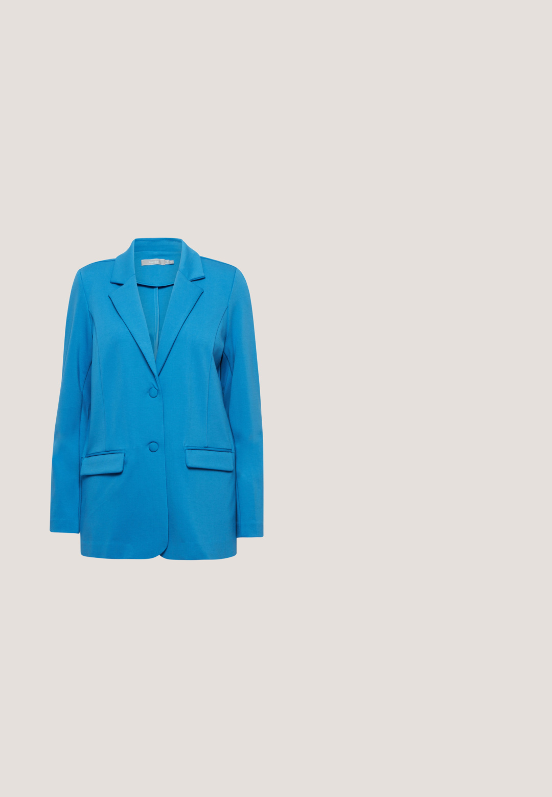 Blazer bleu en tissu lisse, avec un revers cranté, deux poches avant et deux boutons. Coupe ajustée avec des manches longues.; Blouse à manches courtes, col en V, de couleur bleu clair, présentant un détail plissé à l'avant, un ourlet arrondi et une texture lisse.; Pantalons amples bleu et blanc avec un design de motif zèbre, taille élastique avec cordon de serrage et une texture de tissu léger.; Chaussure à talon kitten bleu clair à bout pointu avec lanières à nouer autour de la cheville et détail froncé à l'arrière, vue de profil sur fond blanc.; Sac banane en cuir bleu clair avec deux compartiments zippés et une sangle réglable avec boutons-pression.; Boucles d'oreilles créoles en argent avec un design torsadé. Texture lisse, forme arrondie et finition polie. Comprennent une fermeture à épingle pour un port sécurisé.