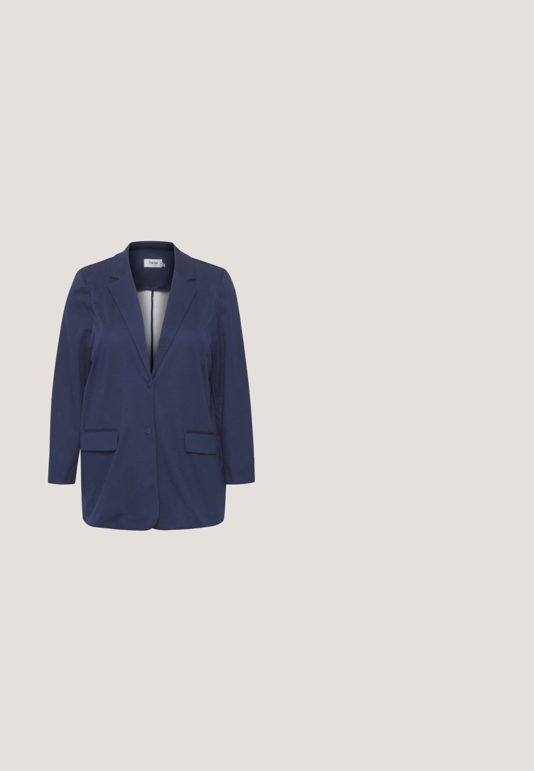 Blazer bleu marine avec une fermeture à un seul bouton, revers crantés, deux poches avant et manches longues. Tissu lisse avec un design classique et ajusté.; T-shirt à rayures bleu marine et crème à manches longues, avec un col rond et une coupe décontractée. Fabriqué dans un tissu doux à la texture lisse.; Pantalons en mélange de coton, coupe confortable, couleur bleu marine foncé, avec une taille élastique et des jambes droites. Sans poches ni coutures visibles.; Baskets basses avec panneaux blancs et bleu clair, accents en daim beige, lacets blancs et semelle en caoutchouc couleur gomme, vues de profil.; Sac à bandoulière bleu clair avec rabat, pochette ronde pour pièces détachable et sangle ajustable assortie, marqué "VIVISENCE" sur le devant.; Fossil Boucles d'oreilles - tone