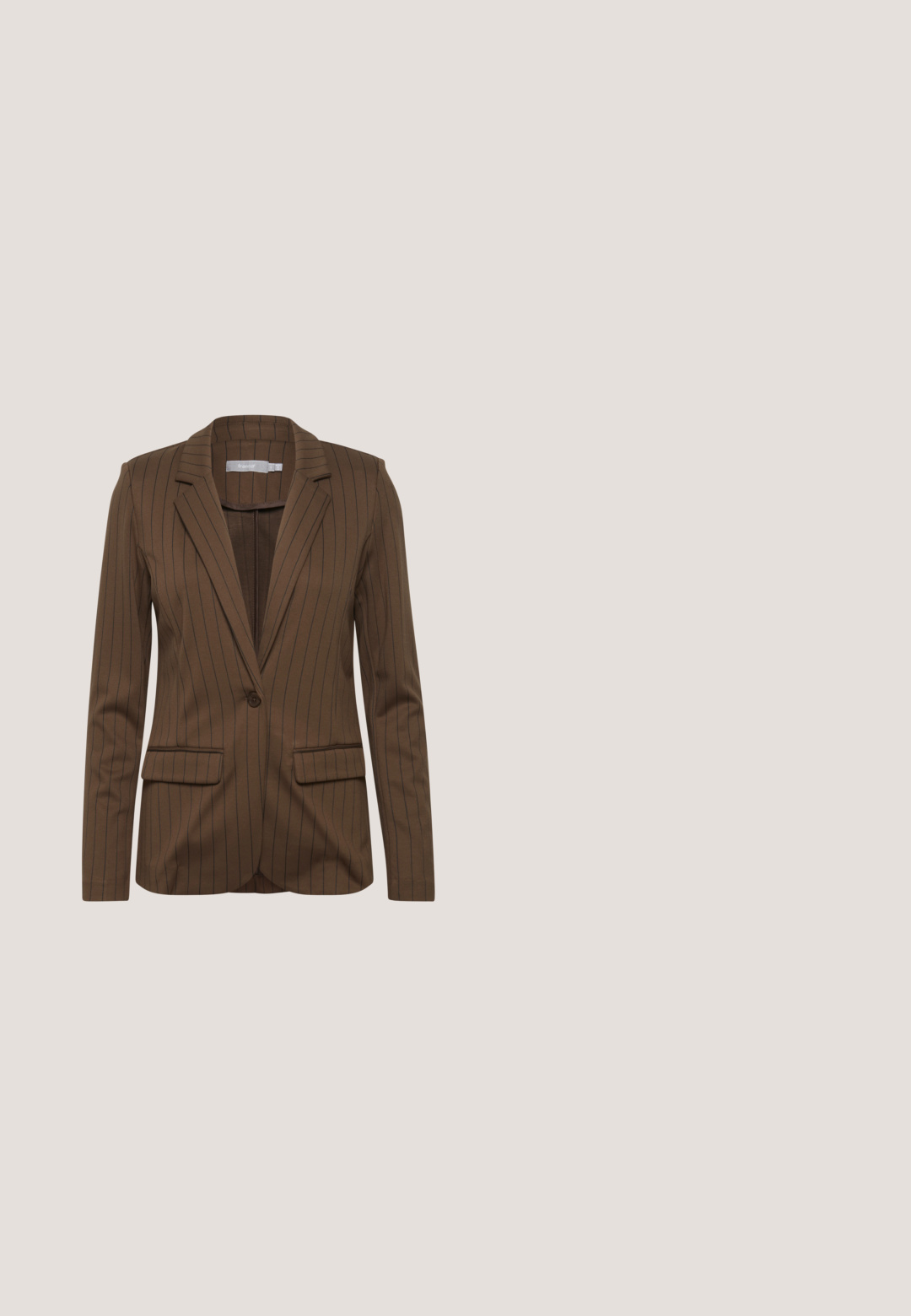 Brun stribet blazer med en enkelt knap, to frontlommer og en spids krave, lavet af et glat stof.; Brun skjorte med knapper og klassisk krave, lange ærmer og en afslappet pasform. Lavet af glat bomuld med en ensartet tekstur.; Brune bukser med lige ben, bæltestropper og forreste presning på hvid baggrund.; Brun læder slingback kitten heel sko med spids tå og krokodilletekstur, med en lille guldfarvet spænde.; Mørkebrun læder skuldertaske med justerbar rem og diskret præget mærkenavn foran i midten.; Guldtonede øresmykker formet som skaller med lagdelt, buet design og glat, blank overflade. Overdimensioneret rund accent øverst.