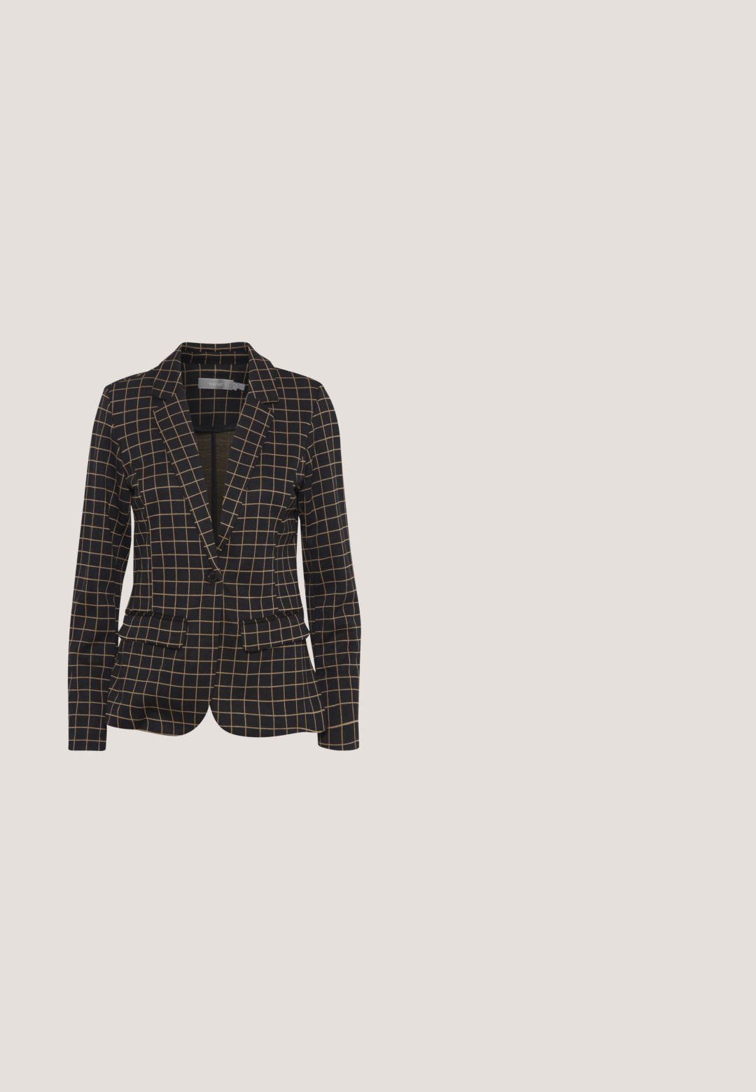 Schwarz-goldene karierten Blazer mit Reverskragen, einem Knopfverschluss, zwei vorderen Taschen und strukturiertem Stoff.; Culture CUBroderie - Bluse - black whitecap; Weite Hosen aus leichtem Stoff, mit einem abstrakten Muster in Schwarz und Creme, ausgestattet mit einem elastischen Bund für hohen Tragekomfort.; Slingback-Pumps mit Leopardenmuster, spitzer Zehenform, glattem Wildledermaterial und schmalem schwarzen Absatz. Mit goldfarbenem Akzent auf der Einlegesohle.; Leopardenmuster gesteppte Tragetasche mit zwei Griffen und einer Außentasche auf weißem Hintergrund.; Paar klobige, polierte goldene Creolen mit abgerundeten Kanten, nebeneinander auf schlichtem weißen Hintergrund.