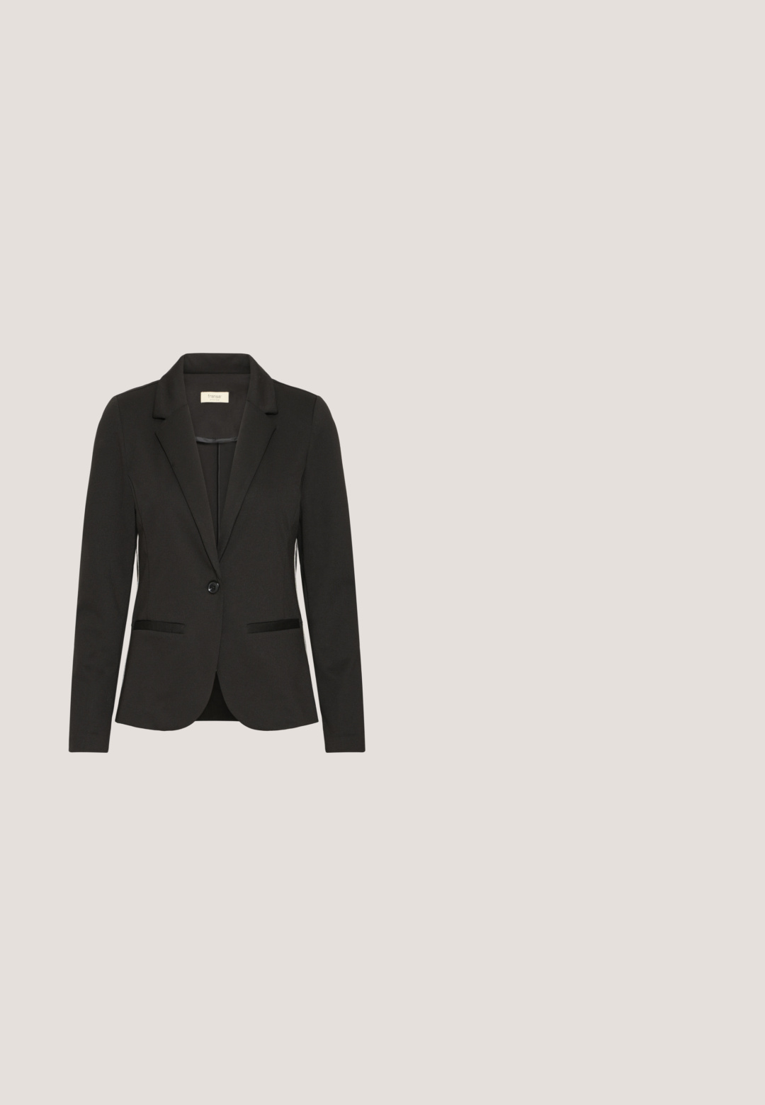 Fransa FRBlazer - Blejzer - black; Čierno-biely pruhovaný sveter s krátkym rukávom, okrúhlym výstrihom a rebrovanými okrajmi, vyrobený z mäkkého pleteného materiálu.; Čierne zvonové nohavice vyrobené z hladkej látky, s priliehavým pásom a čistým predným dizajnom bez vreciek.; Čierna kožená dámska topánka na vysokom podpätku so špicatou špičkou, vykrojenými stranami a tenkým remienkom cez priehlavok s malou zlatou ozdobou.; Čierna kožená vedľajšia taška so zlatými kovovými detailmi, dva ramenné popruhy a textúrovaný povrch. Má minimalistický dizajn a detail s logom.; Náušnica so zapínaním v tvare písmena „H“ v zlatej farbe, s hladkým, lešteným povrchom a okrúhlou zadnou stranou.