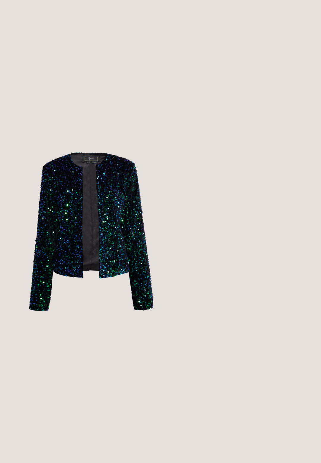Paillettenjacke in Schwarz mit grünen und blauen schimmernden Pailletten, runder Ausschnitt, offene Vorderseite, lange Ärmel und ein glattes, gefüttertes Innenfutter.; Bunte, gestreifte Bluse mit rundem Ausschnitt, puffartigen Ärmeln und Quastendetails. Der Stoff ist leicht und atmungsaktiv.; Samtsch skirt in tiefburgunderrot, mit einer glatten Textur, bodenlanger Ausführung und einem elastischen Bund für zusätzlichen Komfort. Keine sichtbaren Verschlüsse.; Grüner Samtplattformschuh mit dekorativen roten und silbernen Nieten, Perlenriemen, goldener Einfassung, Stickerei und einem Blockabsatz mit baumelnden Perlen und einem "B"-Charm.; Rote Stoff-Clutch mit geraffter Textur, silberner Einfassung verziert mit kleinen Perlen und einem großen Perlenverschluss oben.; Goldfarbene Halskette mit klaren tropfenförmigen und runden Kristallen, die in floralen und gewellten Mustern angeordnet sind, mit verstellbarem Kettenverschluss.