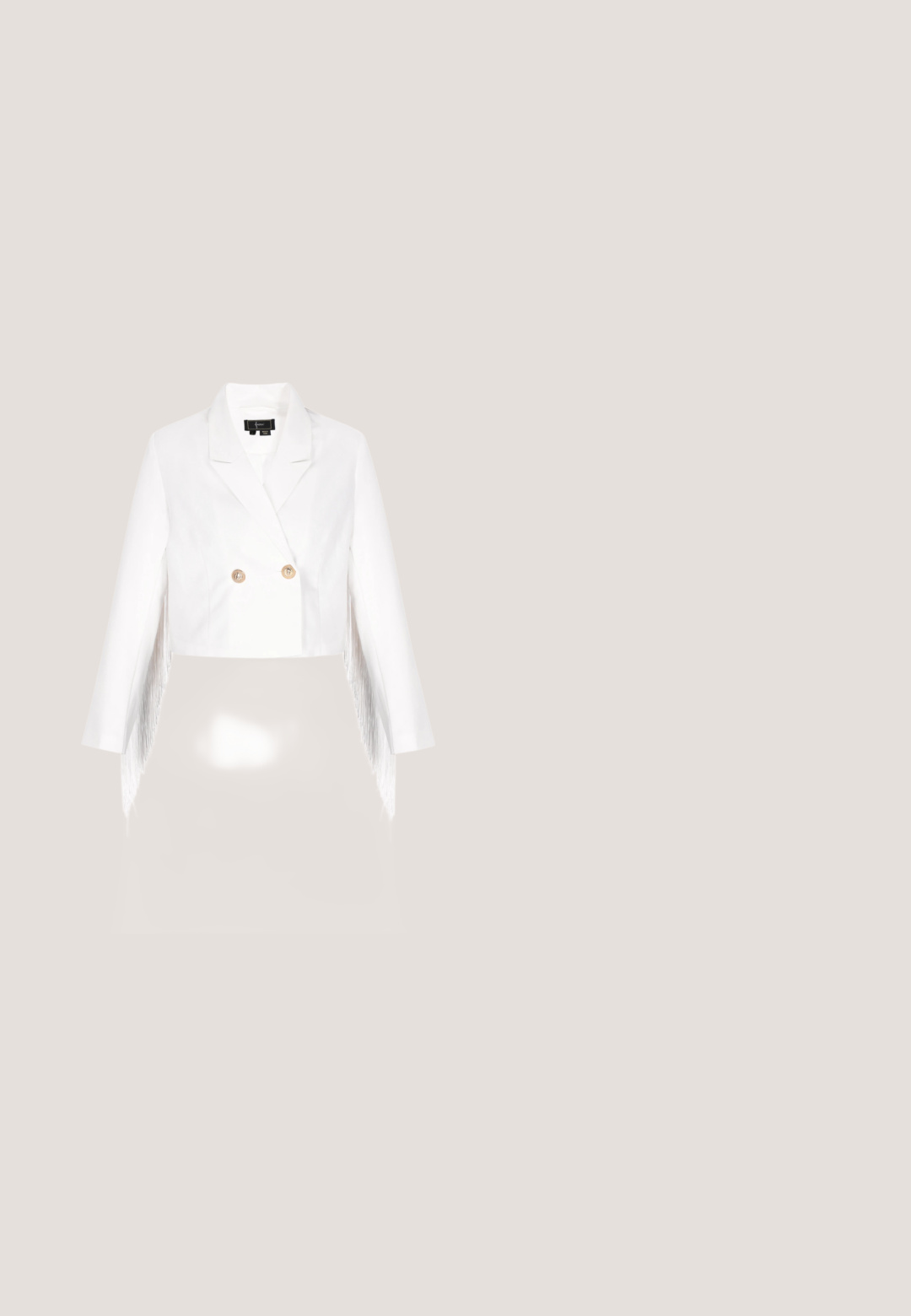 Weißer, verkürzter Blazer mit langen Fransen Details, doppelreihigen goldenen Knöpfen und einem Reverskragen. Aus glattem Stoff, figurbetonte Passform.; Weißer, fließender Jumpsuit mit kurzen, transparenten Ärmeln und gebundener Taille. Hergestellt aus leichtem Stoff mit glatter Textur und lockerer Passform.; Weiße Sandale mit hohem Absatz, Knöchelriemen und offenem Zehenbereich, mit dünner goldener Schnalle und schlankem Stilettoabsatz.; Quadratische Sonnenbrillen mit dunkel verlaufenden Gläsern. Pinkfarbener Metallrahmen, dünne Bügel und dekoratives Hardware-Detail an den Schläfen.; ALDO CHARISMA - Umhängetasche - bone; Goldene Ohrstecker mit rundem Logo in der Mitte, umgeben von kleinen klaren Steinen, jeder mit einem einzelnen hängenden klaren Edelstein.
