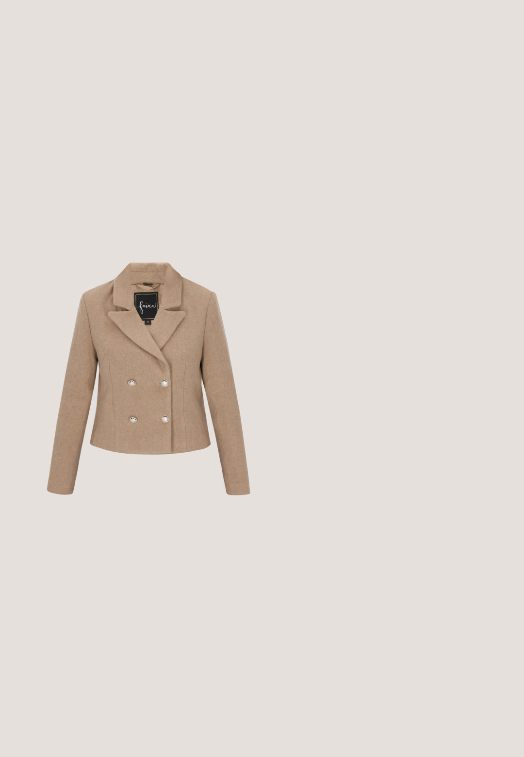 Chaqueta de mezcla de lana beige, con doble botonadura, cuello con muesca, botones plateados y silueta ajustada. Textura suave y diseño entallado.; Suéter de manga corta y cuello redondo en beige claro con un acabado texturizado y brillante, y puños y dobladillo acanalados. Presenta un detalle del logo.; Falda de punto en color beige claro con textura de canalé vertical, de longitud a la rodilla, con cintura elástica y corte recto.; Zapato de tacón de kitten heel en color beige con tiras y punta afilada, adornado con una hebilla decorativa plateada sobre fondo blanco.; Bolso de mano sintético beige con diseño estructurado, patrón de logo, dos asas superiores y herrajes en tono dorado. Incluye un adorno colgante desmontable.; Delicado collar de cadena de oro con cinco pequeños colgantes en forma de corazón, tres lisos y dos incrustados con diminutos cristales, y una etiqueta triangular de la marca.