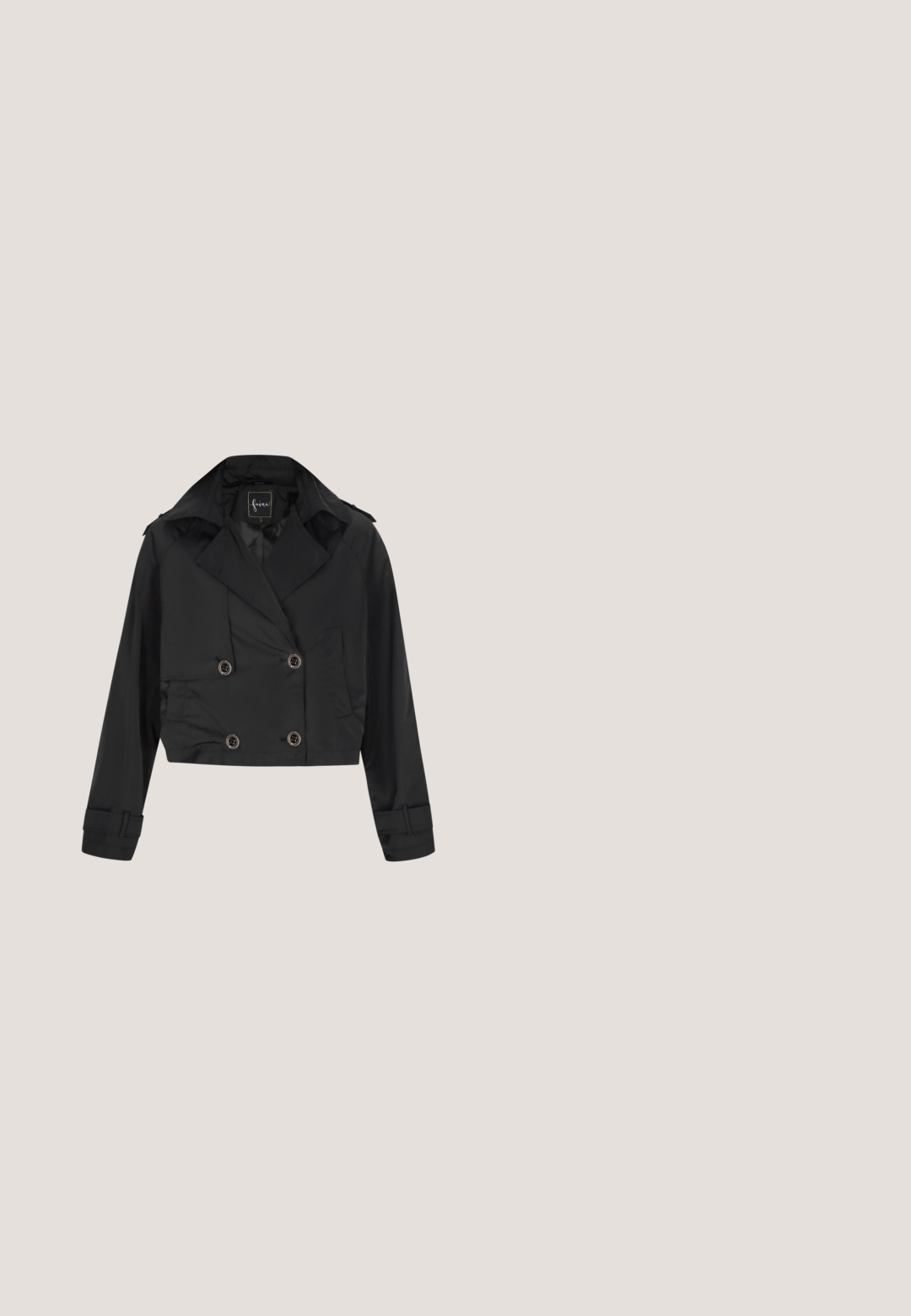 Schwarze, kurze, zweireihige Jacke mit breiten Revers, vier Knöpfen, langen Ärmeln und geknöpften Manschetten auf einfarbigem Hintergrund.; Weißes T-Shirt mit kurzen Ärmeln, rundem Ausschnitt und einem durchgehenden Muster aus gleichmäßig verteilten kleinen schwarzen Punkten.; Schwarzweite Beinhosen mit gefaltetem Vorderteil, hoher Taille und glattem Stofftextur. Verfügt über ein sauberes, minimales Design ohne sichtbare Beschläge.; Schwarzer Leder-Damenslingback mit kittenabsatz, spitzer Zehenpartie und dünnem Knöchelriemen mit seitlicher Schnalle.; Schwarze Lederhandtasche mit strukturierter Form, breitem oberen Griff, verstellbarem Schultergurt und goldfarbenen Hardware-Details. Glatte Textur mit Nahtdetails.; Silberner Metallarmreif mit einem schlanken, offenen Design, das spitze Enden und eine glatte, polierte Oberfläche aufweist.