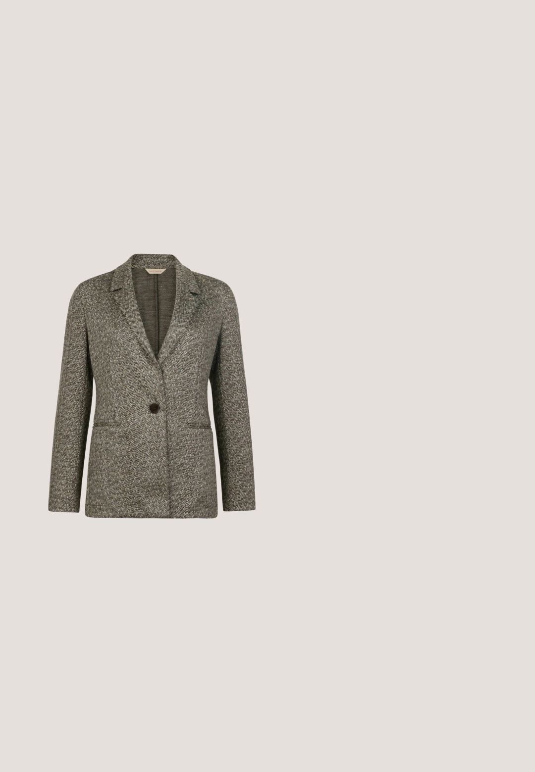 Ein brauner und cremefarbener Blazer im Fischgrätenmuster mit einem Knopf, mit Reverskragen und zwei vorderen Paspeltaschen.; Schwarzes Damenoberteil mit kurzen Ärmeln und rundem Ausschnitt, das einen dezenten gewellten Rand und einen elastischen Saum für eine lockere Passform hat.; Braune wollene Hosen mit Fischgrätenmuster, weitem Bein, umgeschlagenen Säumen und Knopfdetails am Bund.; Dunkelbrauner Wildleder-Slingback-Schuh mit spitzer Spitze, niedrigem Kittenabsatz und goldenem Schnallenriemen auf weißem Hintergrund.; Handtasche mit strukturiertem braunem Körper, schwarzer Fronttasche mit goldener Schnalle und zwei schwarzen Schulterriemen auf weißem Hintergrund.; Silberne Kettenarmband mit drei goldenen Fassungen, die jeweils einen klaren Edelstein halten, und einem goldenen ovalen Anhänger nahe dem Verschluss, der mit "BREIL" graviert ist.