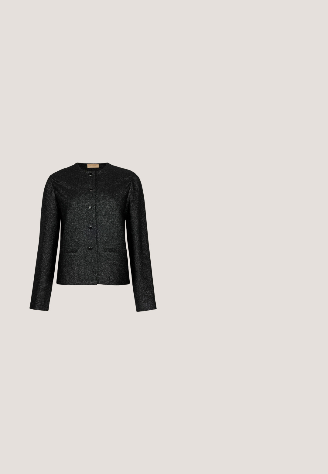 Schwarze, strukturierte Jacke mit langen Ärmeln, rundem Ausschnitt, fünf Knöpfen vorne und zwei dezenten Taschen, auf weißem Hintergrund dargestellt.; Schwarzes Enges Kleid mit kurzen Ärmeln, Kragen und fünf goldenen Knöpfen sowie zwei Vordertaschen mit passenden Knöpfen. Glatte Stofftextur.; Schwarzer Lackleder-High-Heel-Schuh mit spitzer Zehe und einem klobigen Absatz, der eine glatte, glänzende Textur und ein elegantes Design aufweist.; Schwarze Cateye-Sonnenbrille mit dunklen Gläsern und goldenem Löwenemblem an den Bügeln vor weißem Hintergrund.; Schwarze trapezförmige Handtasche mit strukturierter Oberfläche, goldfarbenem T-förmigem Verschluss und goldfarbener Kettenriemen auf weißem Hintergrund.; Ohrstecker in Goldton mit ineinandergreifenden Ringen, ein Ring mit kleinen klaren Kristallen verziert, gesichert mit transparenten Verschlüssen.