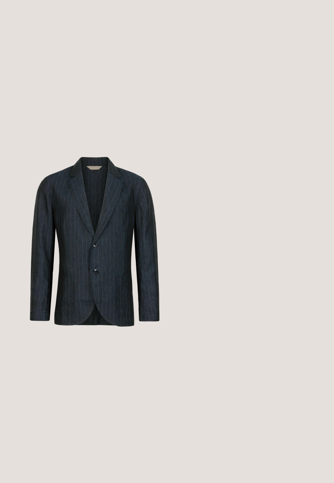Mørk marineblå blazer med nålestriber, hakkede revers, to knapper og forlommer med lapper, vist på en hvid baggrund.; Marineblå V-hals sweater med tekstureret strik over en hvid skjortebluse med knapper, med en lille broderet logo på venstre bryst.; Herre skjorte med lange ærmer, knapper ned foran, med lodrette lysegrå og hvide striber og en knappet krave.; Beige bomuldsbukser med lige pasform, der har knaplukning, forlommer og en glat tekstur. Enkel og alsidig design.; Mørkebrun ruskind loafer med moc toe, penny-stropdetalje og beige gummisål, vist i sideprofil på hvid baggrund.; Crossbody taske i sort læder og navy stof med lynlåslomme foran og justerbar skulderrem.