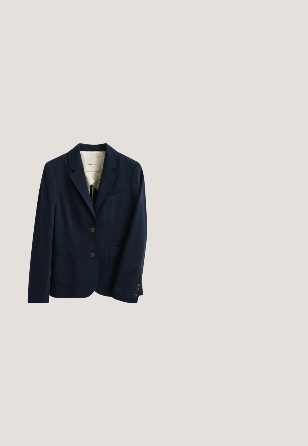 Marineblauwe, op maat gemaakte blazer met twee knopen aan de voorkant, twee lagere opgestikte zakken, een borstzak met bies en een reverskraag met inkeping.; Gestreept zwart-wit topje met driekwartmouwen en een trekkoord onderaan, gemaakt van zachte stof met een casual pasvorm.; Marineblauwe geplooide rok, gemaakt van een zachte stof. Beschikt over een brede elastische tailleband en valt net boven de knie met een gladde textuur.; Witte canvas lage sneakers met rode en blauwe accentstreep, afgeronde punt en rubberen zool. Voorzien van zes oogjes voor veters.; Marineblauwe zijden sjaal met geometrische rode en witte patronen, polkadots en een ankerontwerp in één hoek. Vierkante vorm, gladde textuur.; Canvas draagtas met verticale strepen in marineblauw en wit, voorzien van twee korte handvatten en een verstelbare schouderriem.