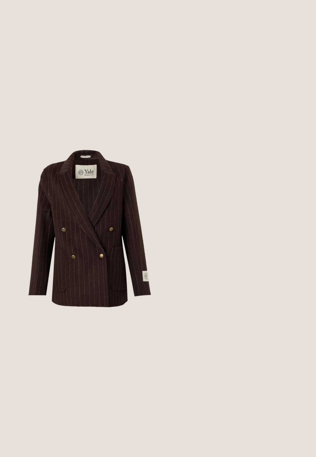 Blazer de doble botonadura a rayas finas marrón oscuro con botones dorados, solapas con muesca, bolsillos delanteros y una etiqueta Yale GANT dentro del cuello.; Camisa de botones azul marino hecha de una tela ligera, con patrones de corte floral y un cuello, de manga larga y un ajuste relajado.; Pantalones de pana de pierna ancha en burdeos, con una cintura alta, bolsillos frontales y cierre de botón. Tela texturada de canalé en toda la prenda.; Mocasines de plataforma marrones con punta redondeada, acentos de borlas, detalles cosidos y un grueso tacón de goma negra con una suela texturizada.; Bolso de mano de cuero rojo oscuro brillante con asas largas y un colgante circular dorado colgando de una asa.; Pendientes de oro metálico con un diseño retorcido. Forma redondeada con una textura lisa y brillante y cierre de pasador. Anchura y profundidad considerables.